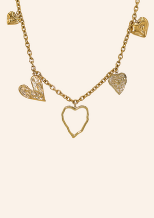 Gouden ketting van roestvrij staal met hartjesbedels. Verkrijgbaar op izzithelabel.nl. De ketting verkleurt niet door water en is stainless steel en nikkelvrij.