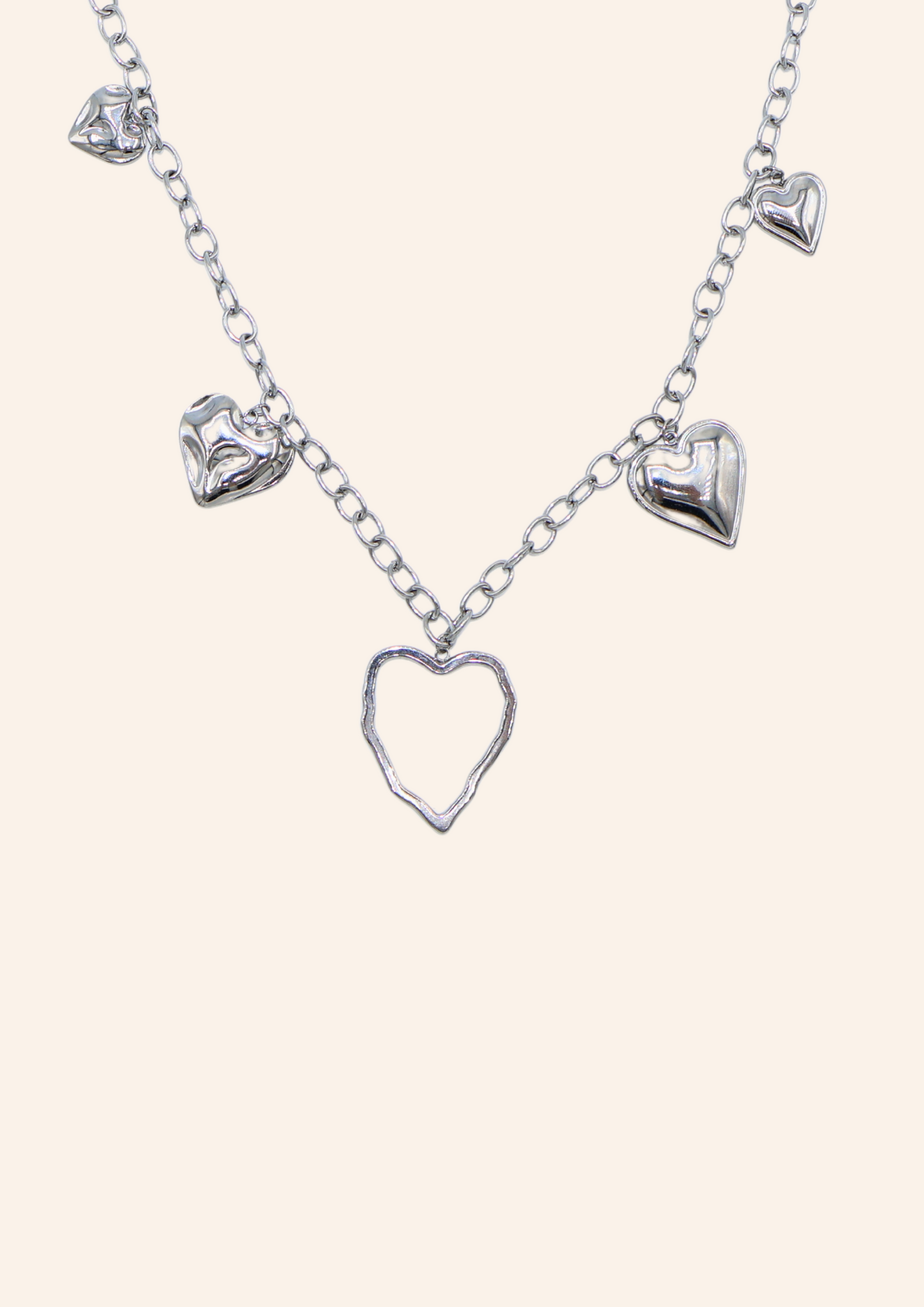 Zilveren ketting van roestvrij staal met hartjesbedels. Verkrijgbaar op izzithelabel.nl. De ketting verkleurt niet door water en is stainless steel en nikkelvrij.