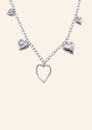 Zilveren ketting van roestvrij staal met hartjesbedels. Verkrijgbaar op izzithelabel.nl. De ketting verkleurt niet door water en is stainless steel en nikkelvrij.