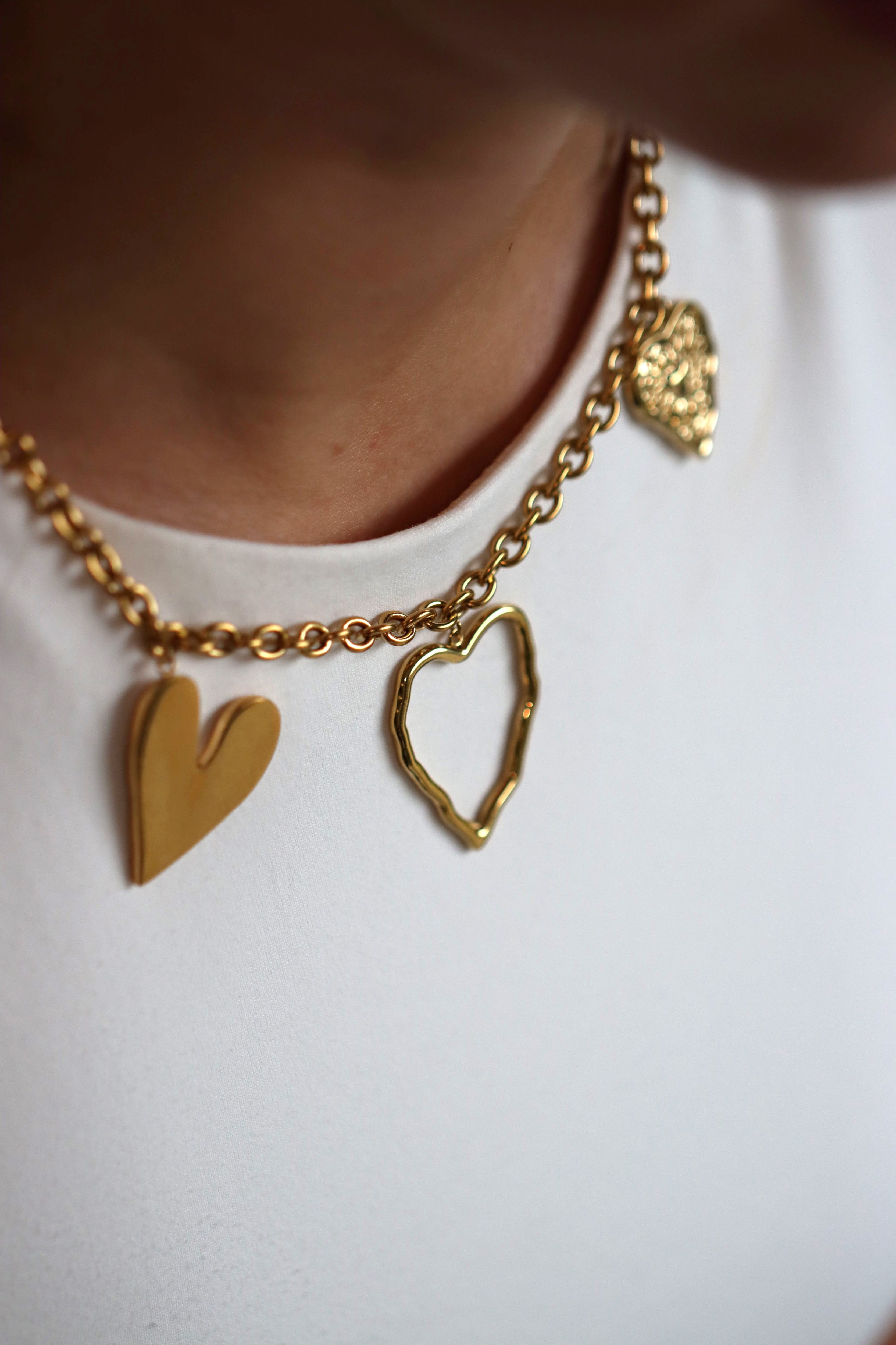 Gouden ketting van roestvrij staal met hartjesbedels. Verkrijgbaar op izzithelabel.nl. De ketting verkleurt niet door water en is stainless steel en nikkelvrij.