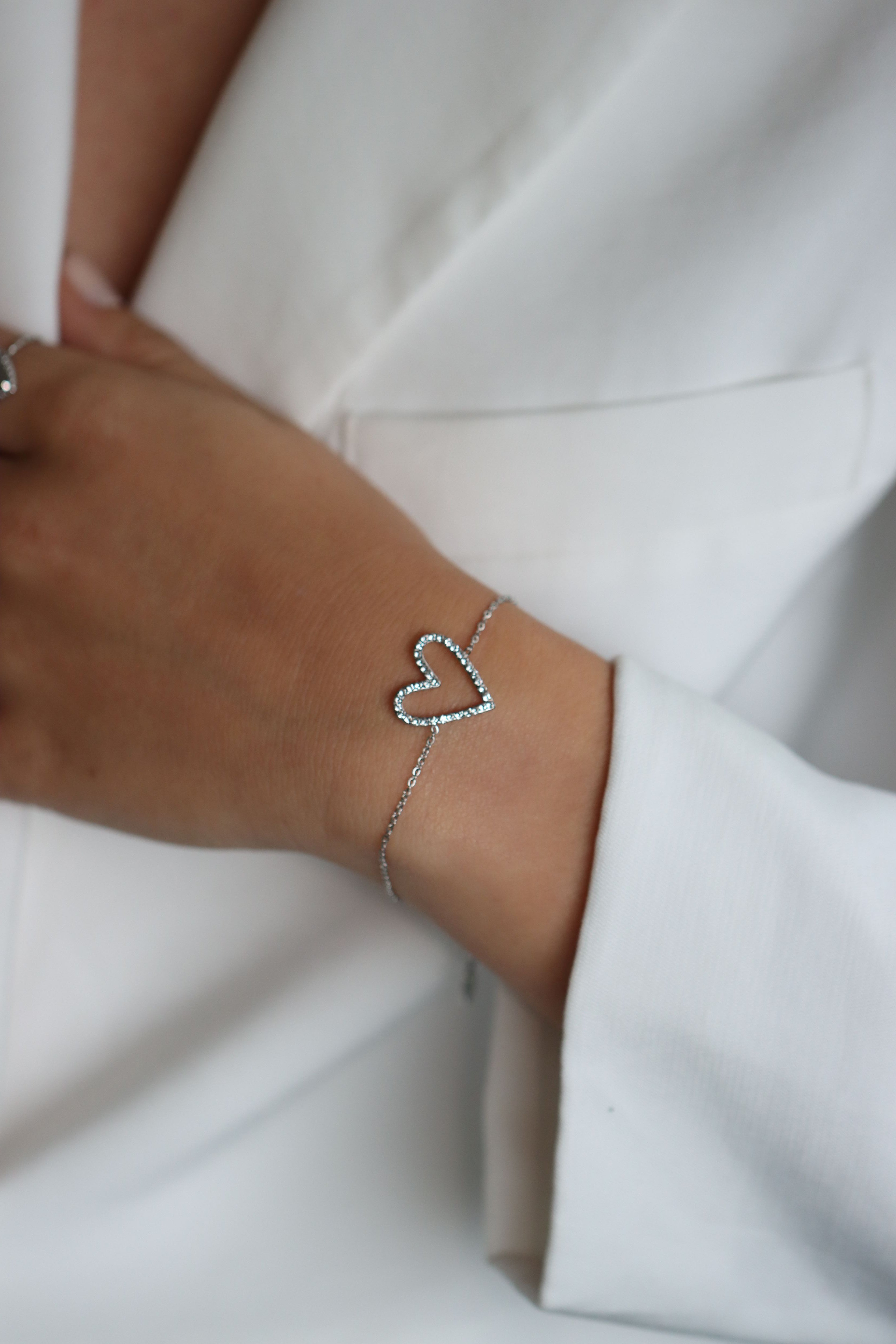 Fijne zilveren armband met hartbedel, waterproof en hypo-allergeen.