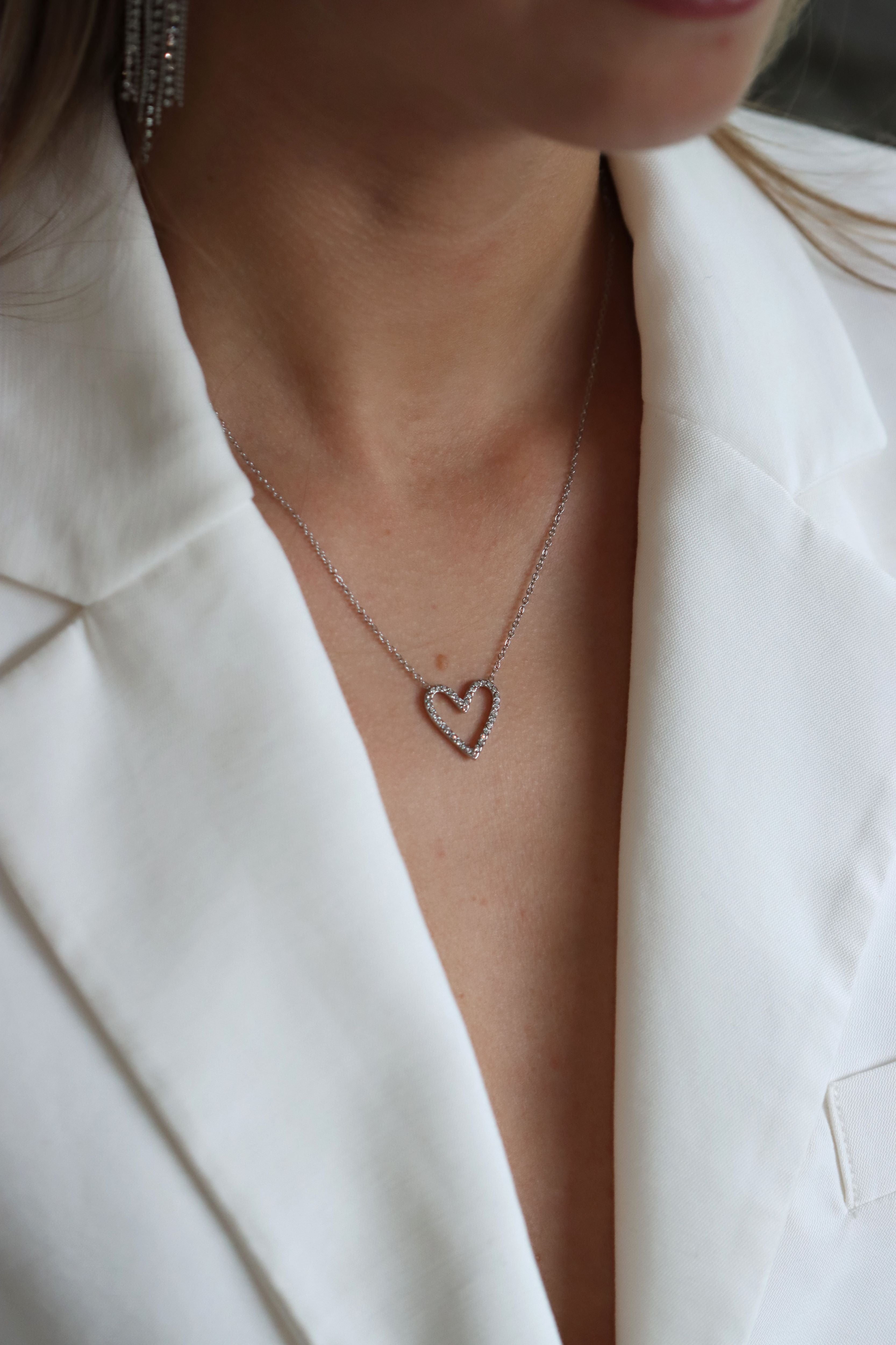 Zilveren ketting van roestvrij staal met een glitter hartje. Verkrijgbaar op izzithelabel.nl. De ketting verkleurt niet door water en is stainless steel en nikkelvrij.
