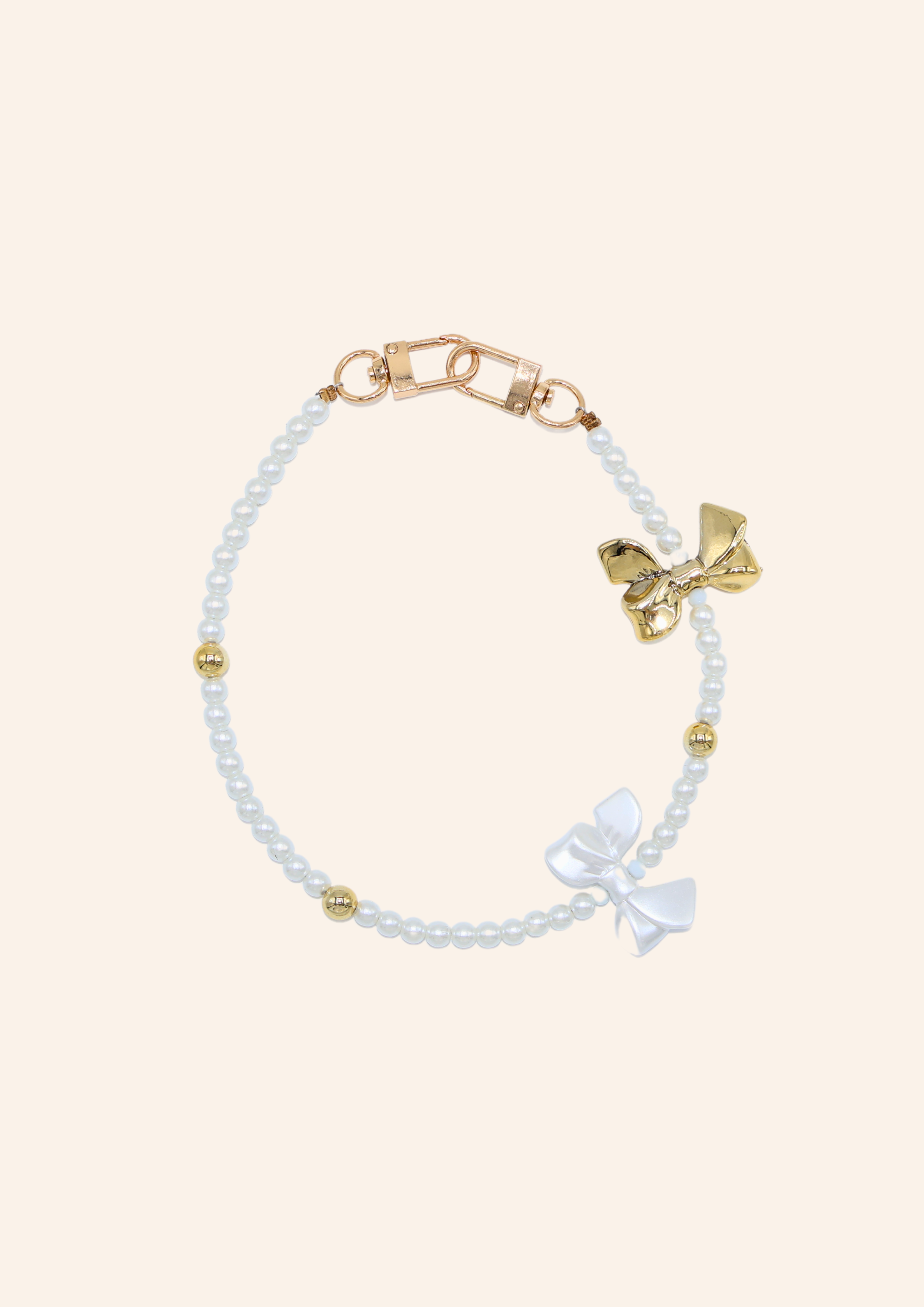 Tassenbedel met witte en gouden strikje om je tas te pimpen. Verkrijgbaar bij izzithelabel.nl als bagcharm.