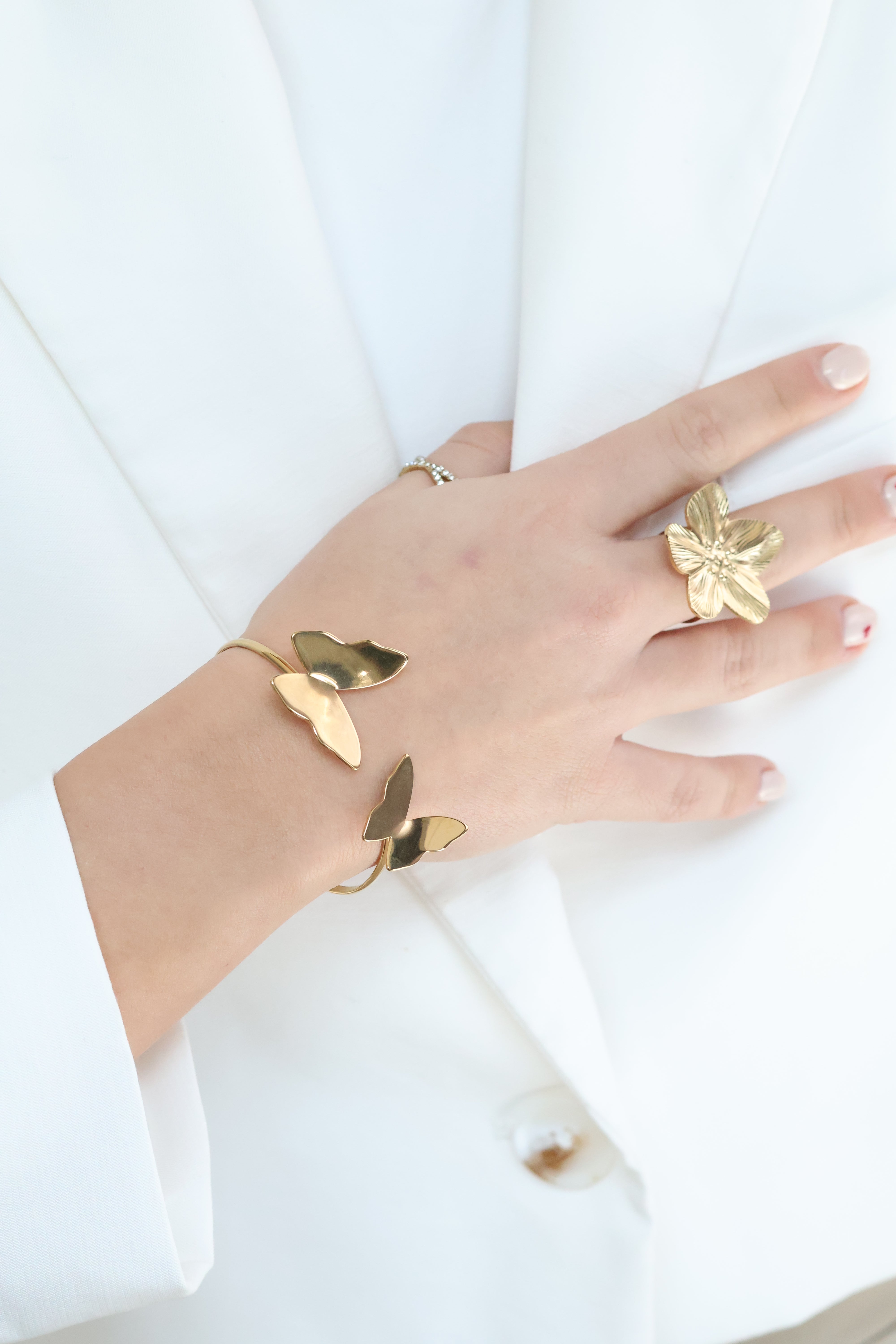Chunky gouden butterfly bangle gemaakt van stainless steel dus is waterproof en hypo-allergeen.