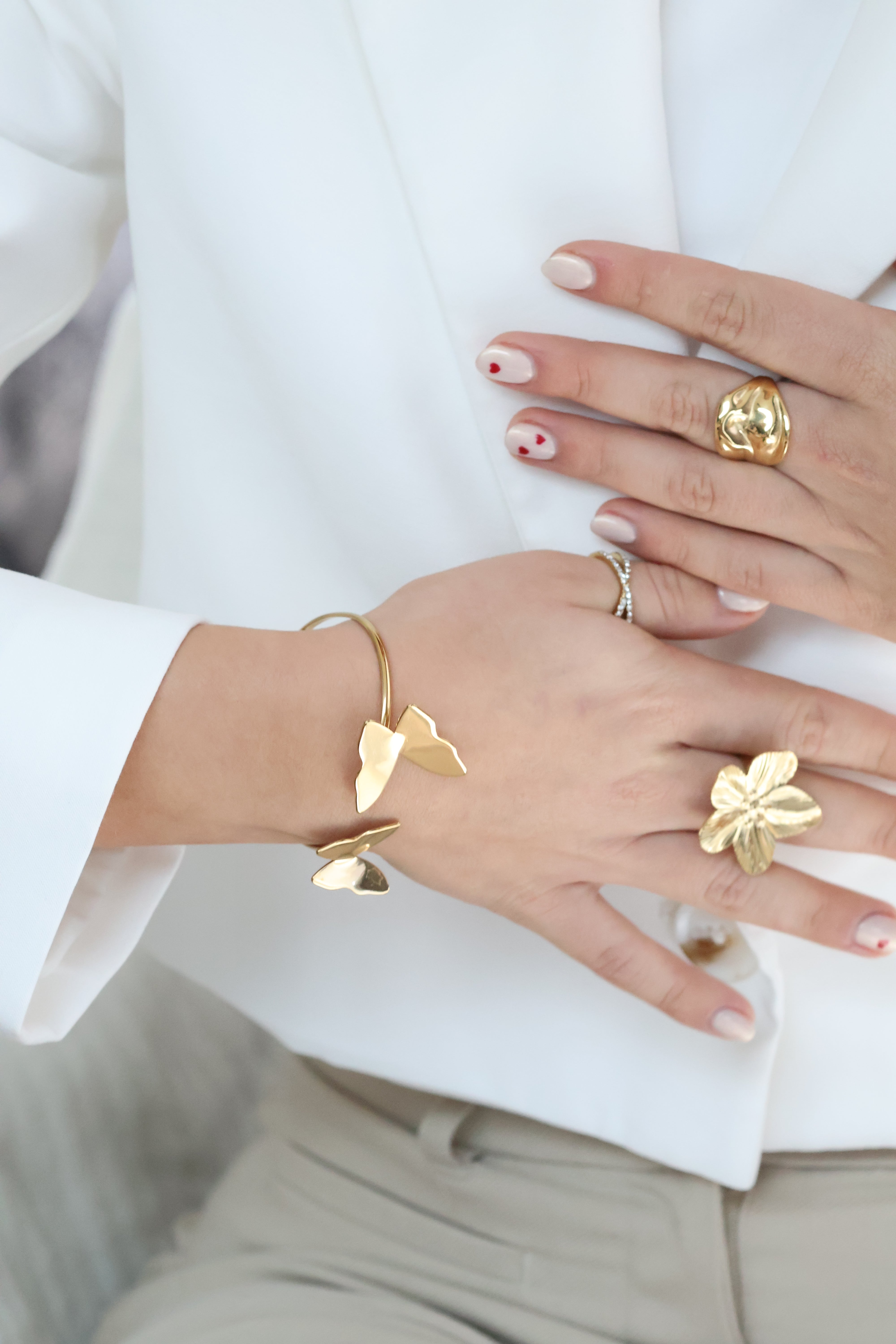 Chunky gouden butterfly bangle gemaakt van stainless steel dus is waterproof en hypo-allergeen.