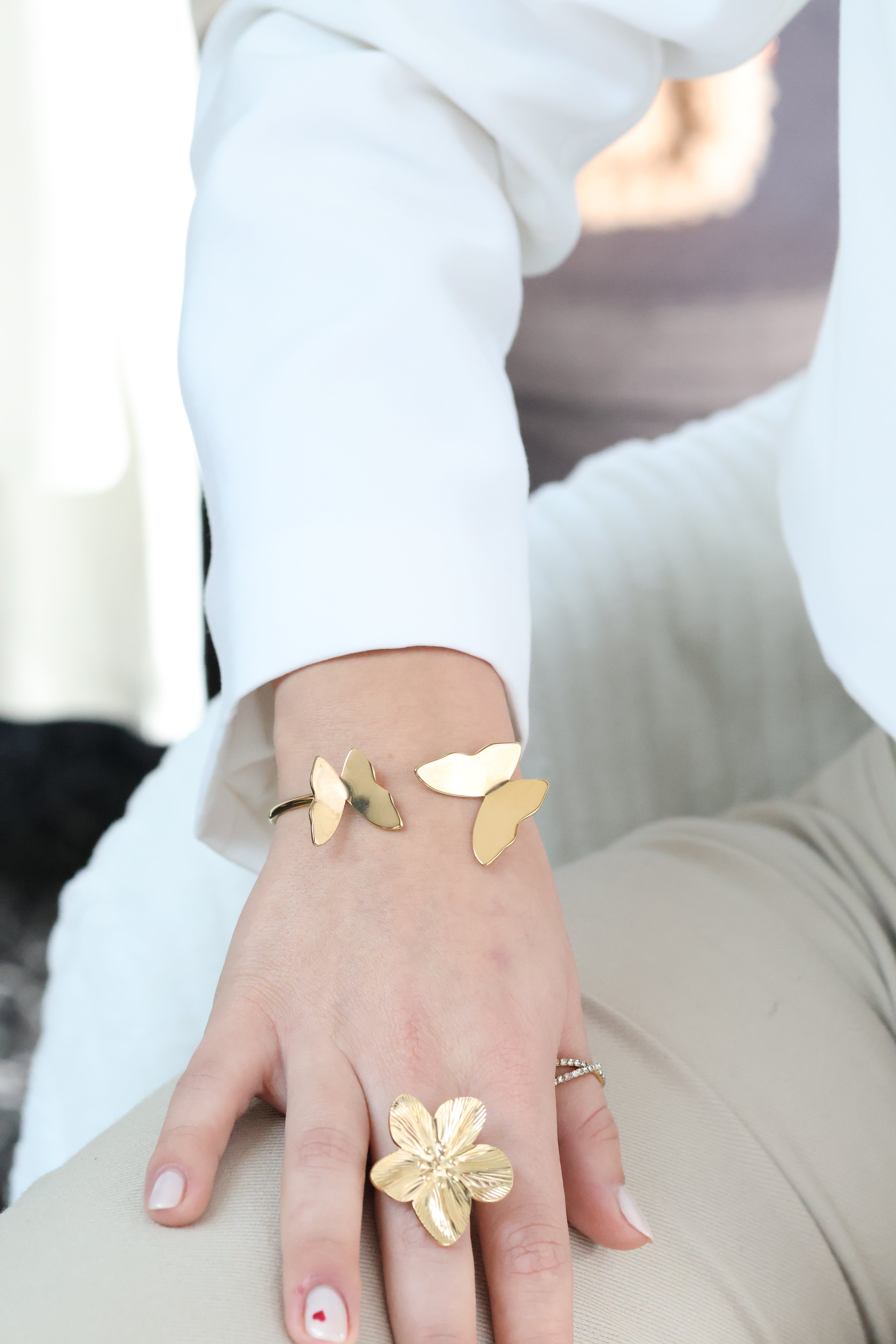 Chunky gouden butterfly bangle gemaakt van stainless steel dus is waterproof en hypo-allergeen.