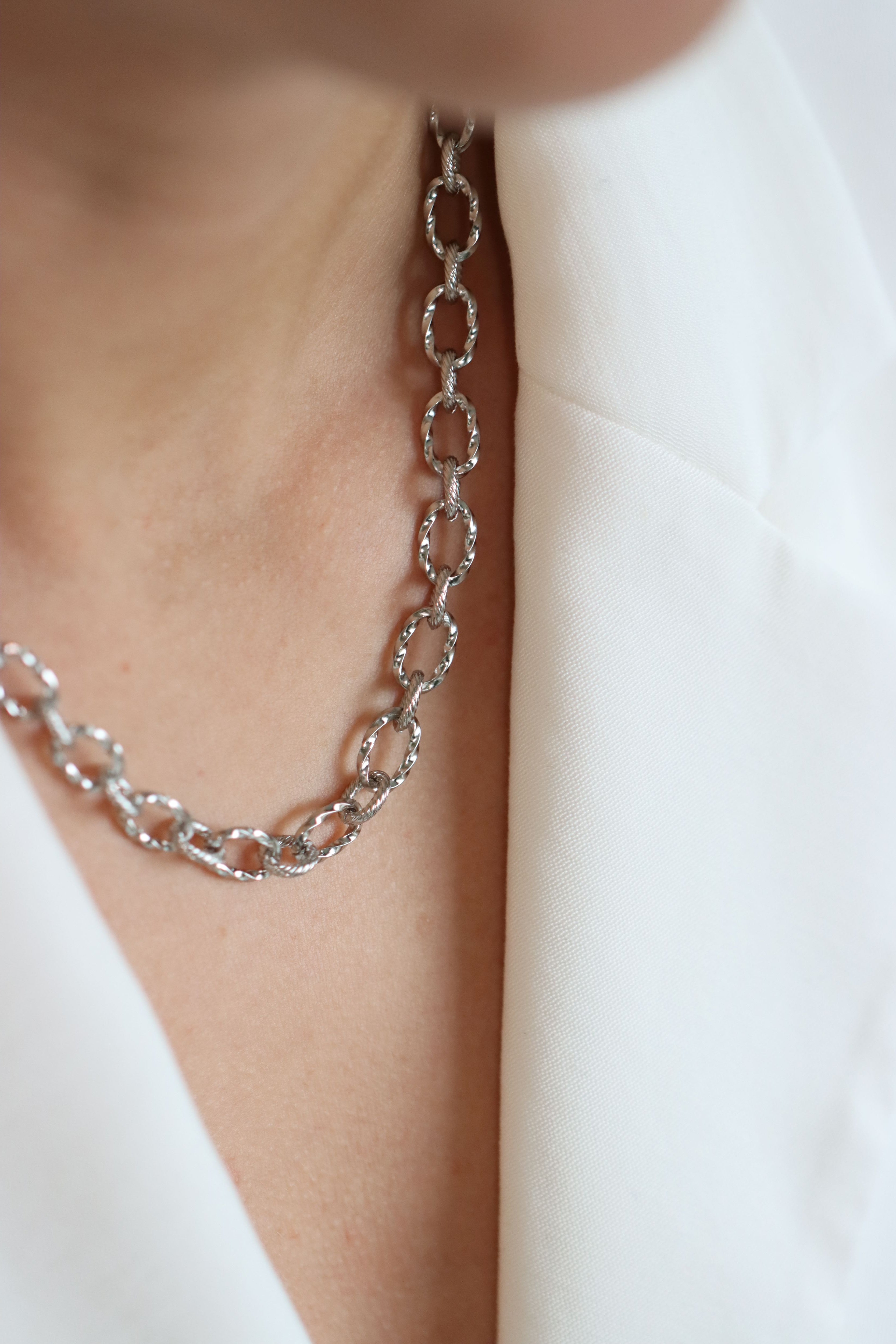 Zilveren ketting van roestvrij staal met grote schakels. Verkrijgbaar op izzithelabel.nl. De ketting verkleurt niet door water en is stainless steel en nikkelvrij.