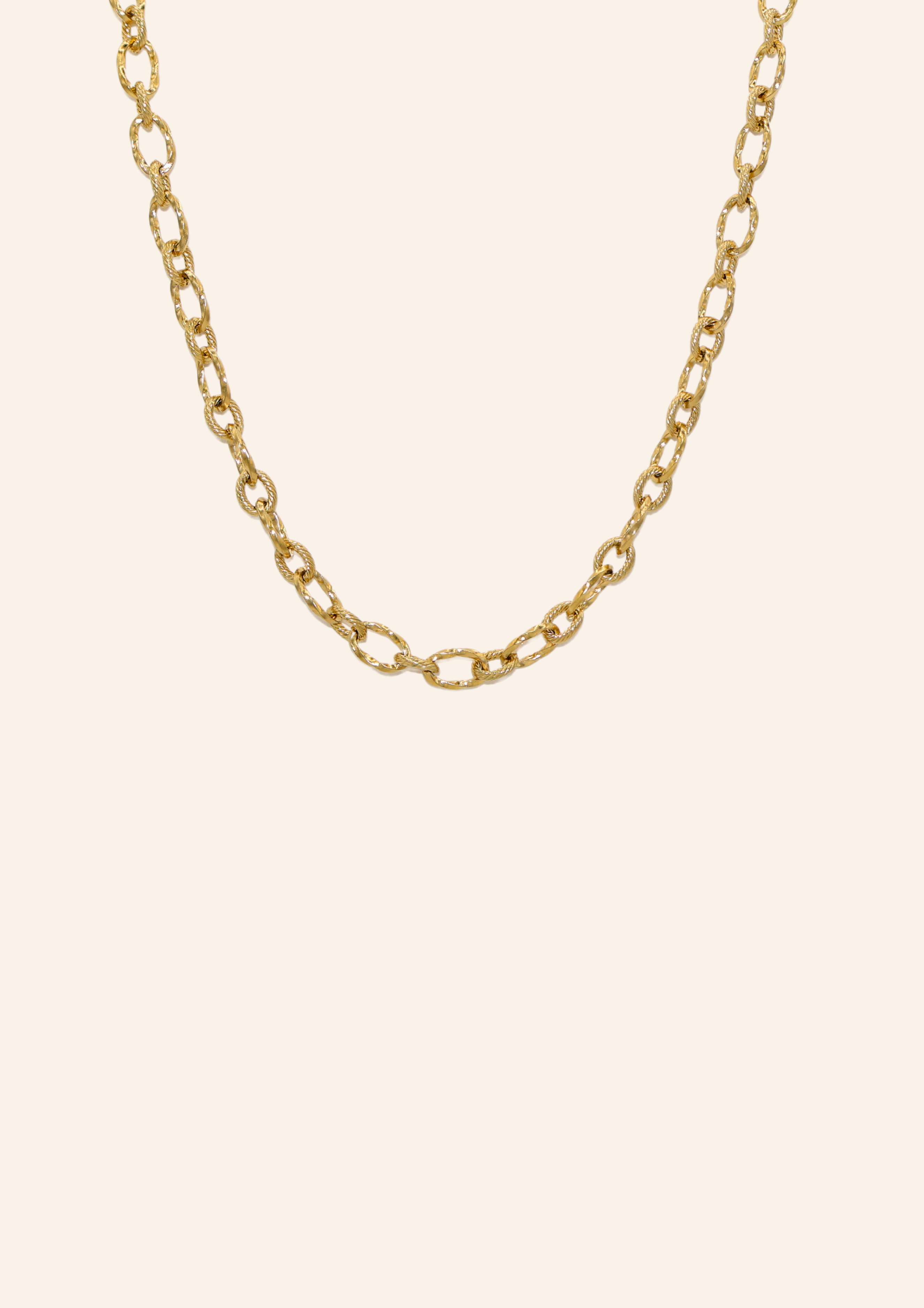 Gouden ketting van roestvrij staal met grote schakels. Verkrijgbaar op izzithelabel.nl. De ketting verkleurt niet door water en is stainless steel en nikkelvrij.