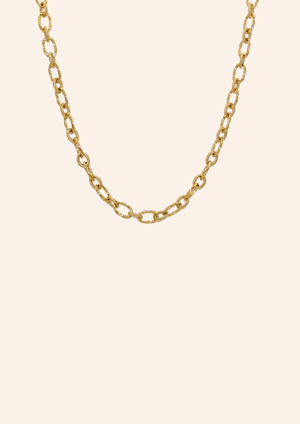 Gouden ketting van roestvrij staal met grote schakels. Verkrijgbaar op izzithelabel.nl. De ketting verkleurt niet door water en is stainless steel en nikkelvrij.