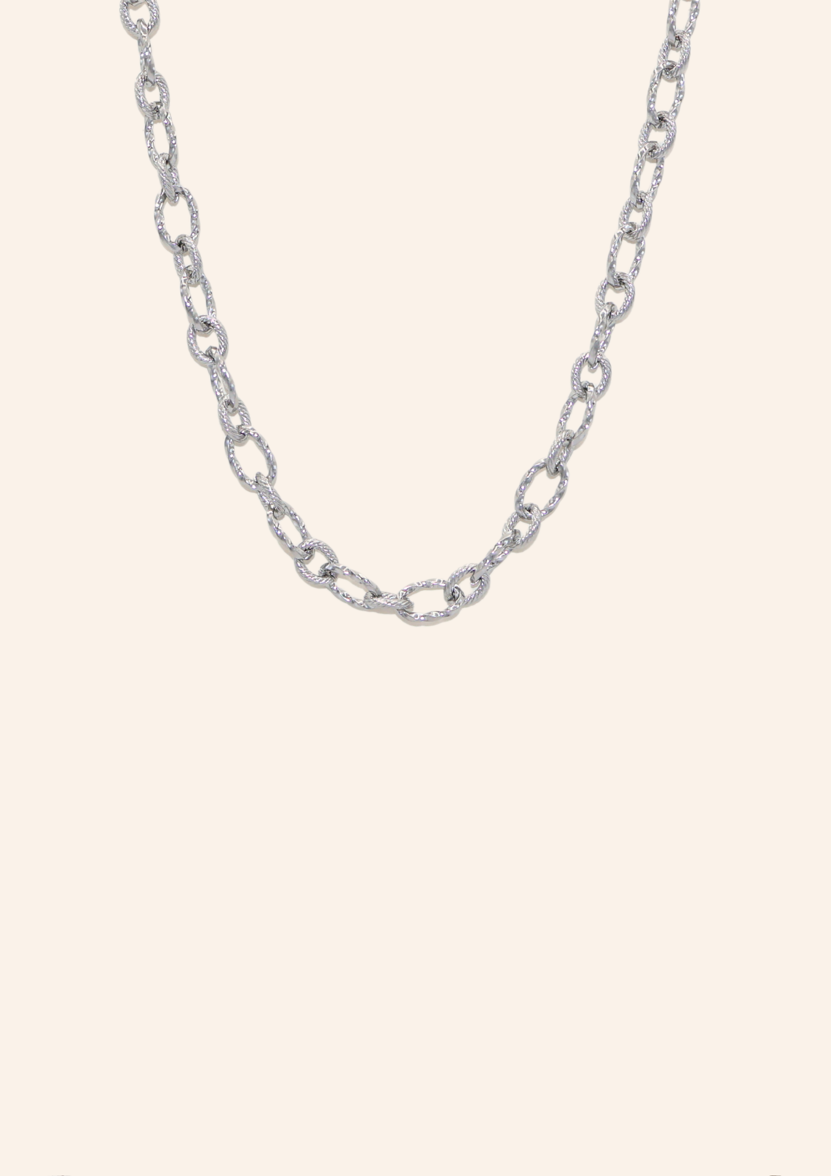 Zilveren ketting van roestvrij staal met grote schakels. Verkrijgbaar op izzithelabel.nl. De ketting verkleurt niet door water en is stainless steel en nikkelvrij.