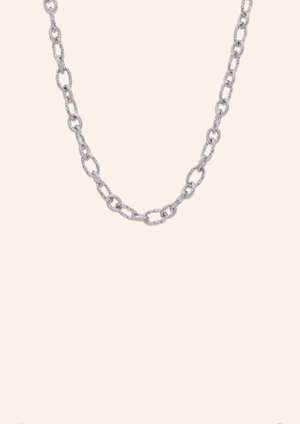 Zilveren ketting van roestvrij staal met grote schakels. Verkrijgbaar op izzithelabel.nl. De ketting verkleurt niet door water en is stainless steel en nikkelvrij.