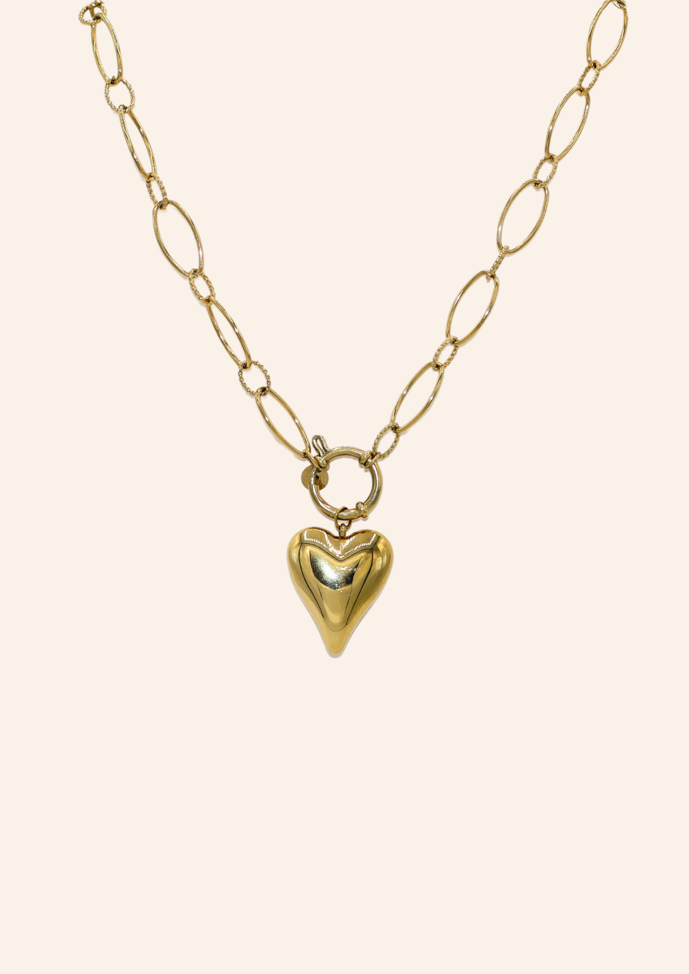 Gouden schakelketting van roestvrij staal met een hartje. Verkrijgbaar op izzithelabel.nl. De ketting verkleurt niet door water en is stainless steel en nikkelvrij.