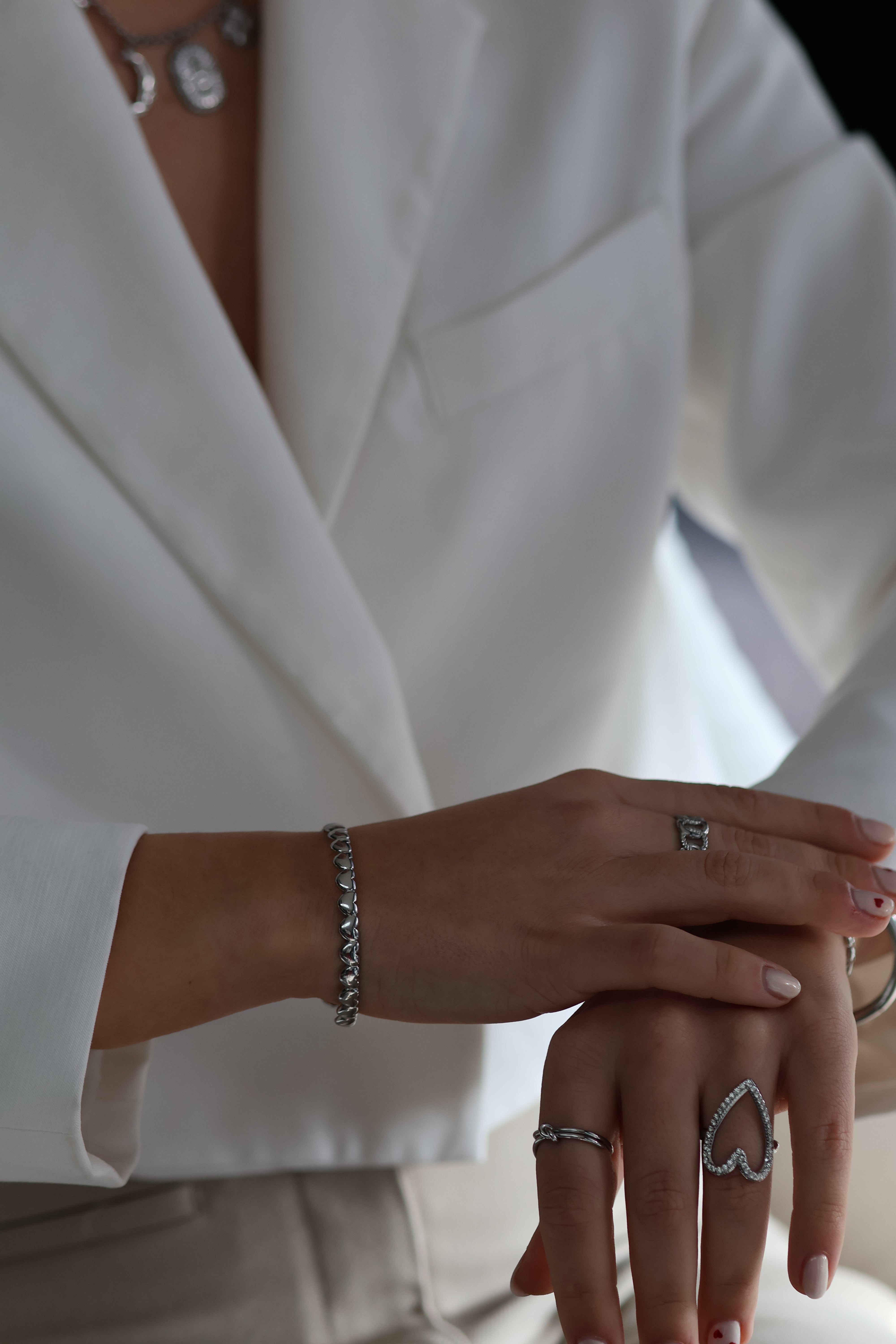 Zilveren armband met hartjes gemaakt van stainless steel dus is waterproof en hypo-allergeen.