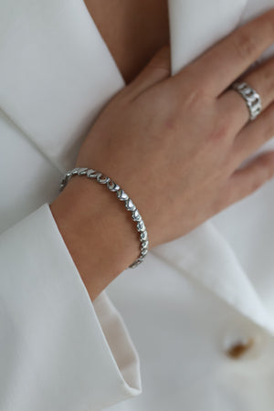 Zilveren armband met hartjes gemaakt van stainless steel dus is waterproof en hypo-allergeen.