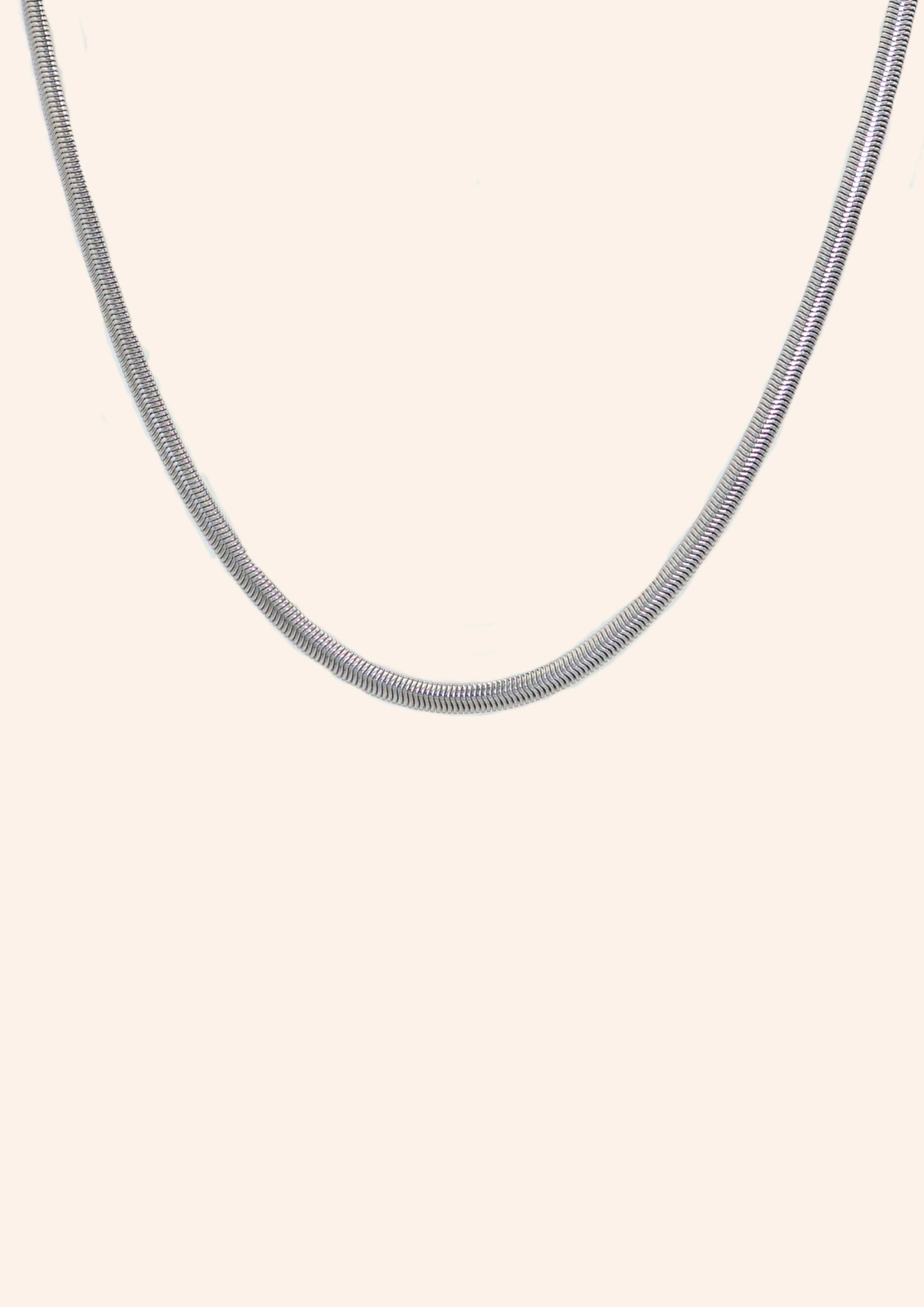 Zilveren ketting van roestvrij staal. Verkrijgbaar op izzithelabel.nl. De ketting verkleurt niet door water en is stainless steel en nikkelvrij.