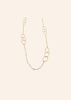 Gouden ketting van roestvrij staal met een ovale rondjes. Verkrijgbaar op izzithelabel.nl. De ketting verkleurt niet door water en is stainless steel en nikkelvrij.