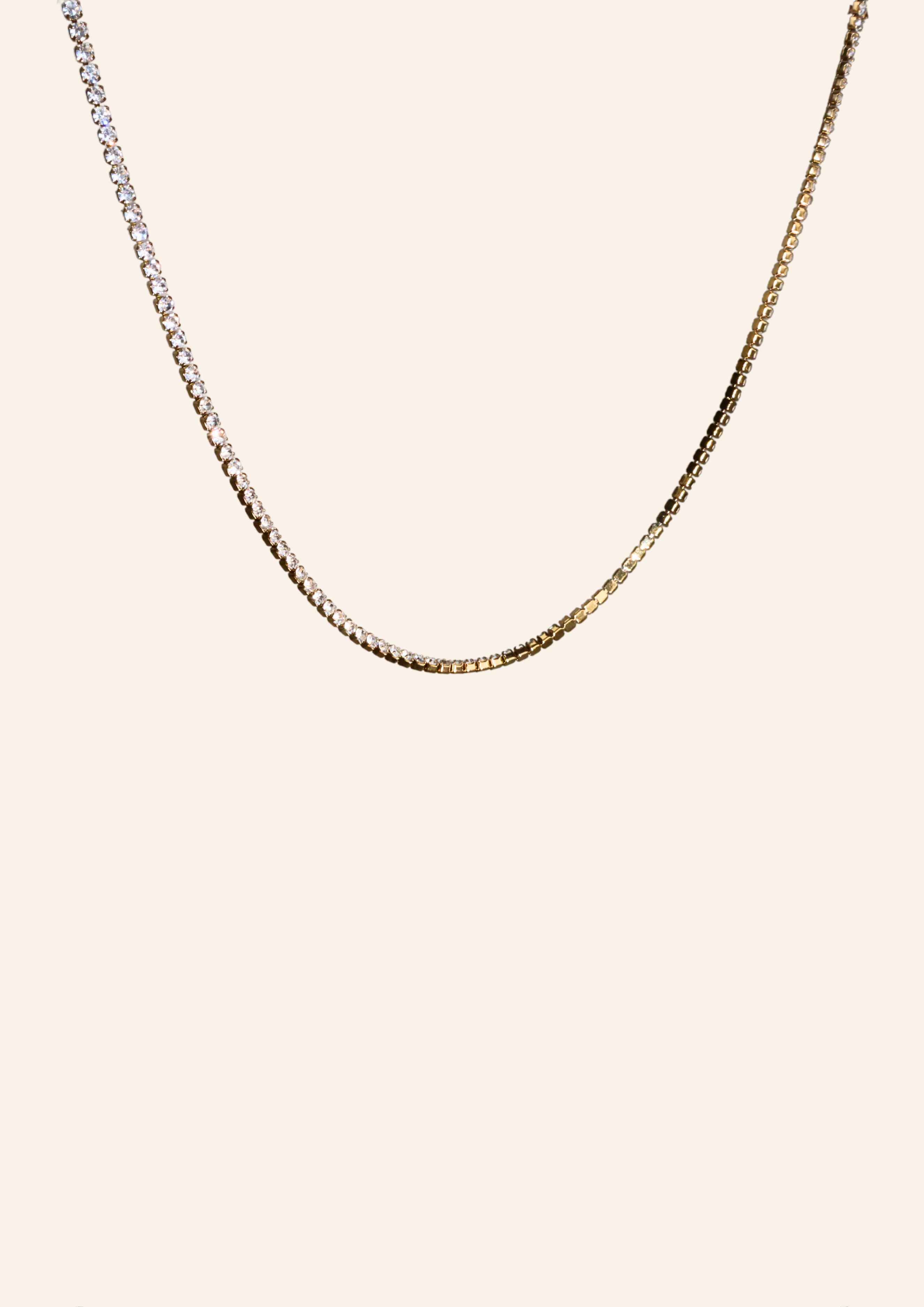 Gouden ketting van roestvrij staal met een glitter strass. Verkrijgbaar op izzithelabel.nl. De ketting verkleurt niet door water en is stainless steel en nikkelvrij.