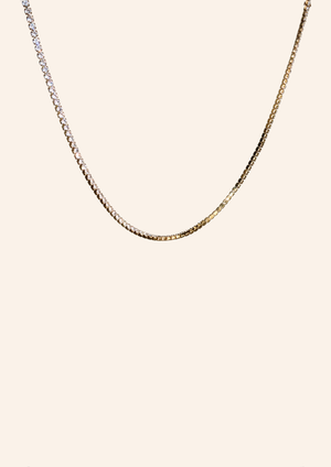 Gouden ketting van roestvrij staal met een glitter strass. Verkrijgbaar op izzithelabel.nl. De ketting verkleurt niet door water en is stainless steel en nikkelvrij.