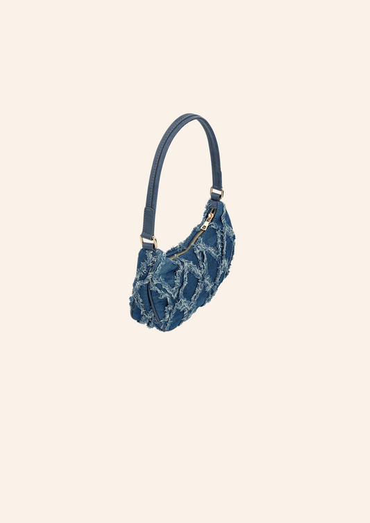 Donkerblauwe spijkertas met ruitpatroon. De tas heeft een vintage look en heeft een ritssluiting. Wordt verkocht op izzithelabel.nl.