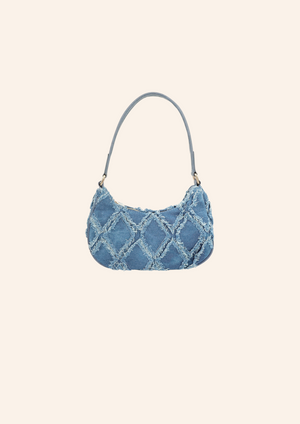 Lichtblauwe spijkertas met ruitpatroon. De tas heeft een vintage look en heeft een ritssluiting. Wordt verkocht op izzithelabel.nl.