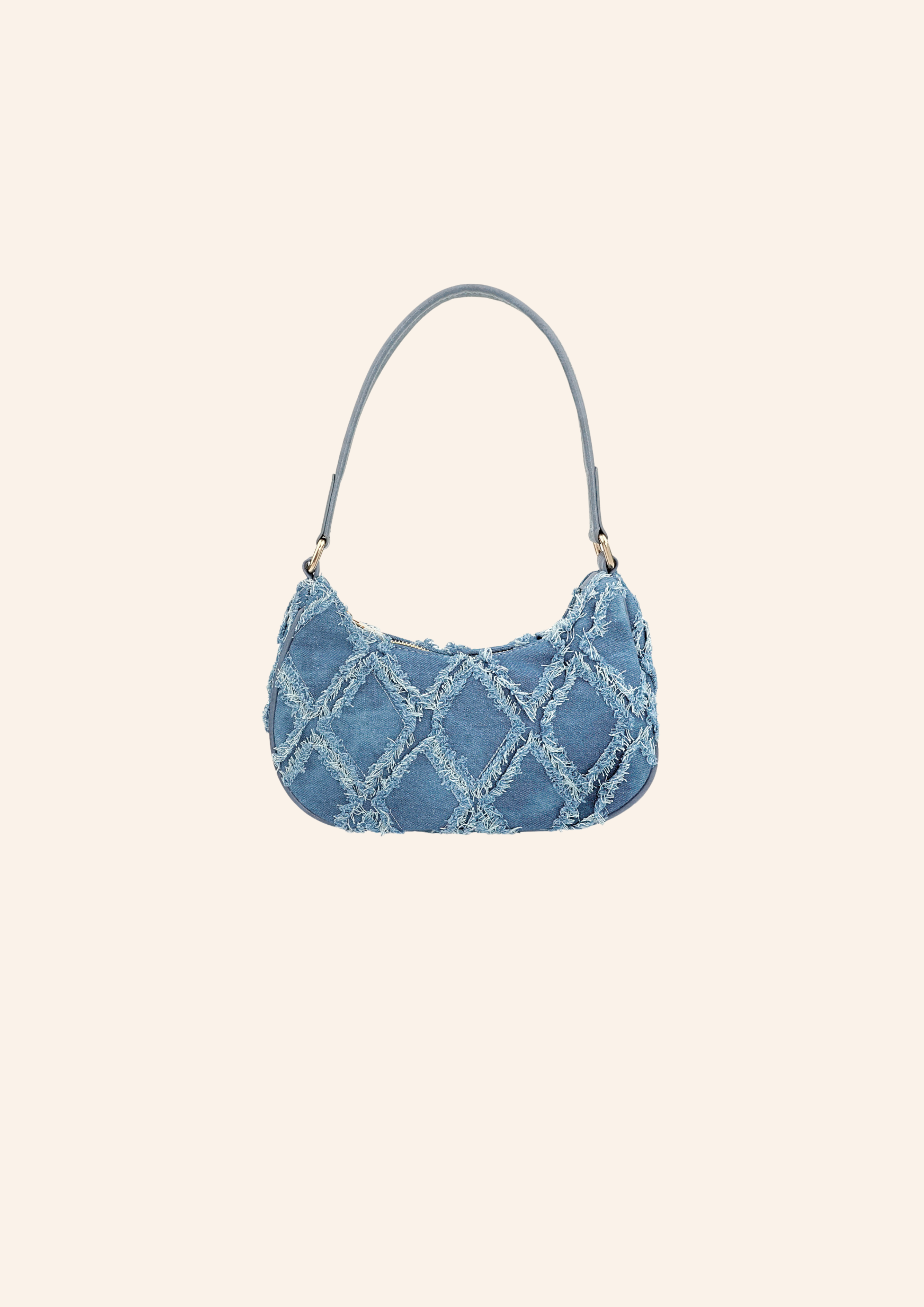 Lichtblauwe spijkertas met ruitpatroon. De tas heeft een vintage look en heeft een ritssluiting. Wordt verkocht op izzithelabel.nl.