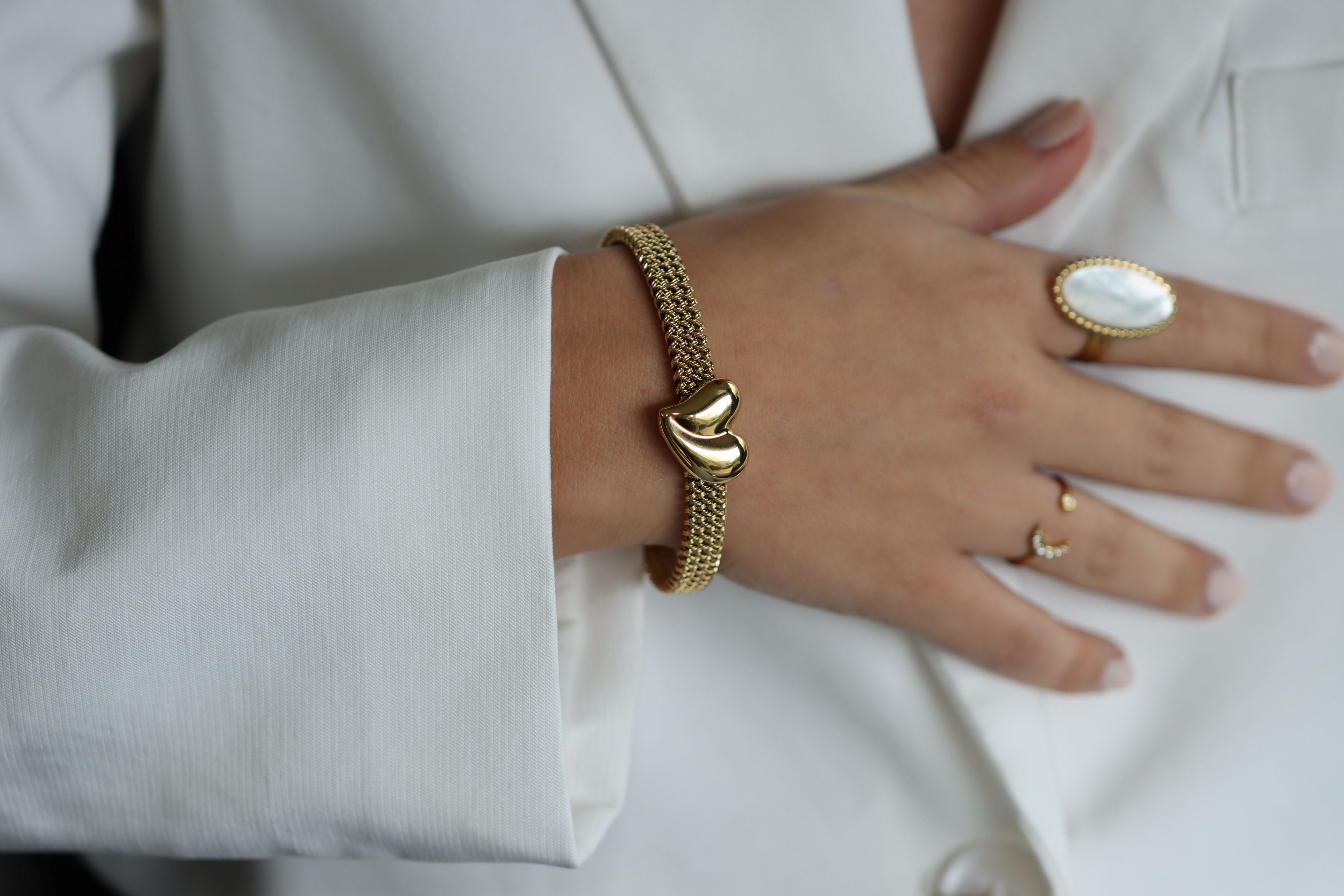 Gouden Bangle gemaakt van stainless steel dus is waterproof en hypo-allergeen.