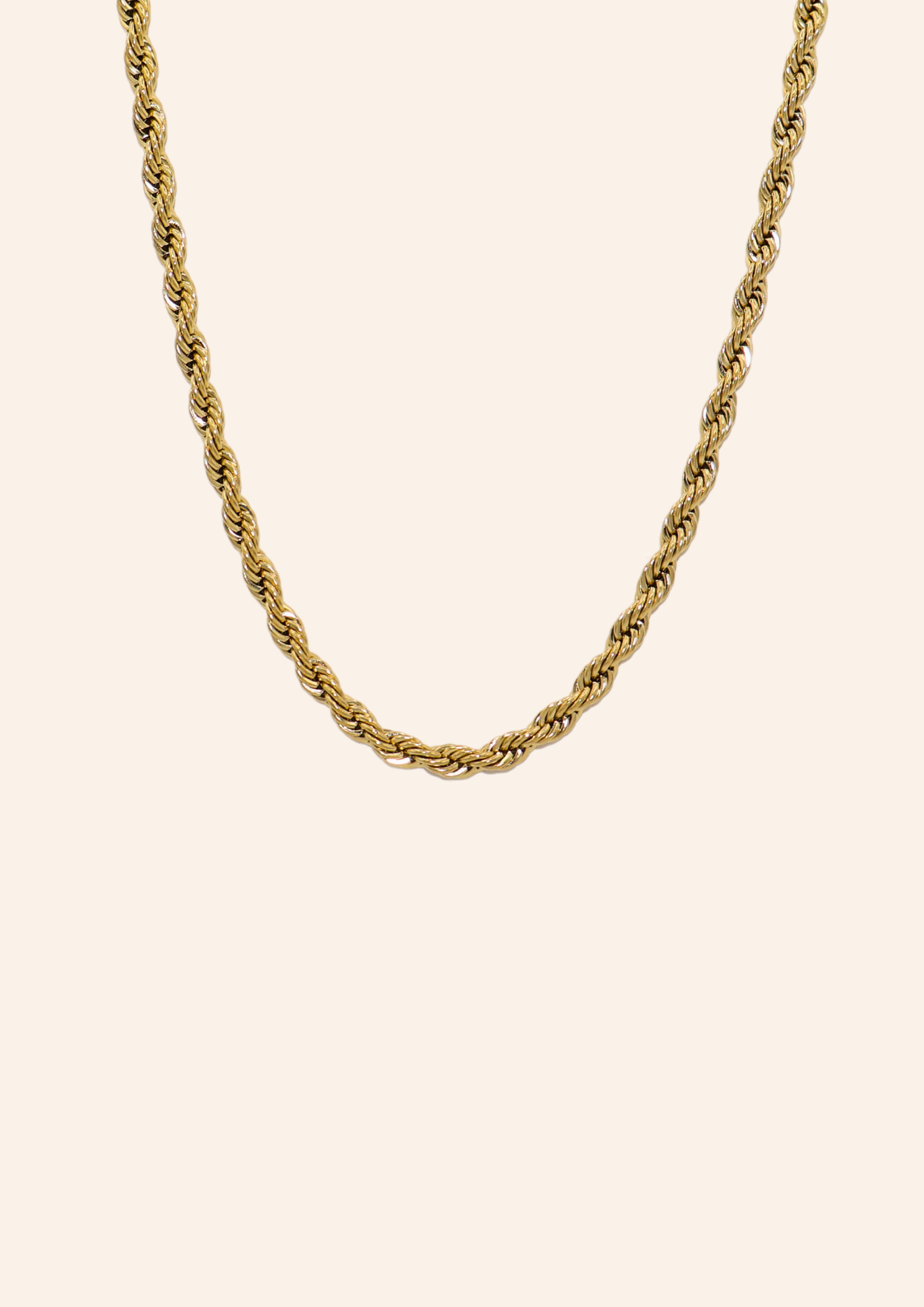 Gouden ketting van roestvrij staal met een gedraaid patroon. Verkrijgbaar op izzithelabel.nl. De ketting verkleurt niet door water en is stainless steel en nikkelvrij.