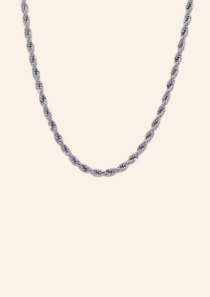 Zilveren ketting van roestvrij staal met een gedraaid patroon. Verkrijgbaar op izzithelabel.nl. De ketting verkleurt niet door water en is stainless steel en nikkelvrij.
