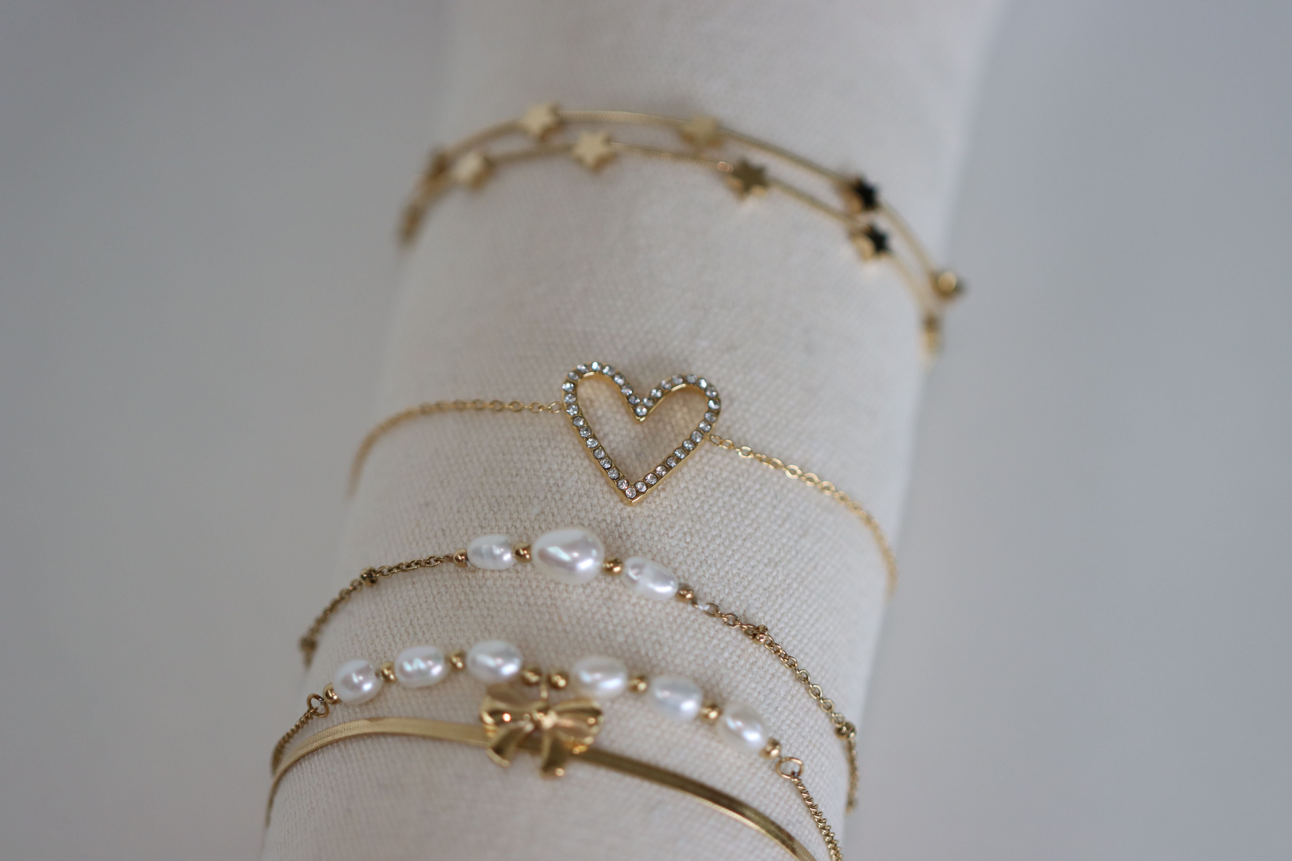 Gouden, subtiele armband gemaakt van stainless steel dus is waterproof en hypo-allergeen.