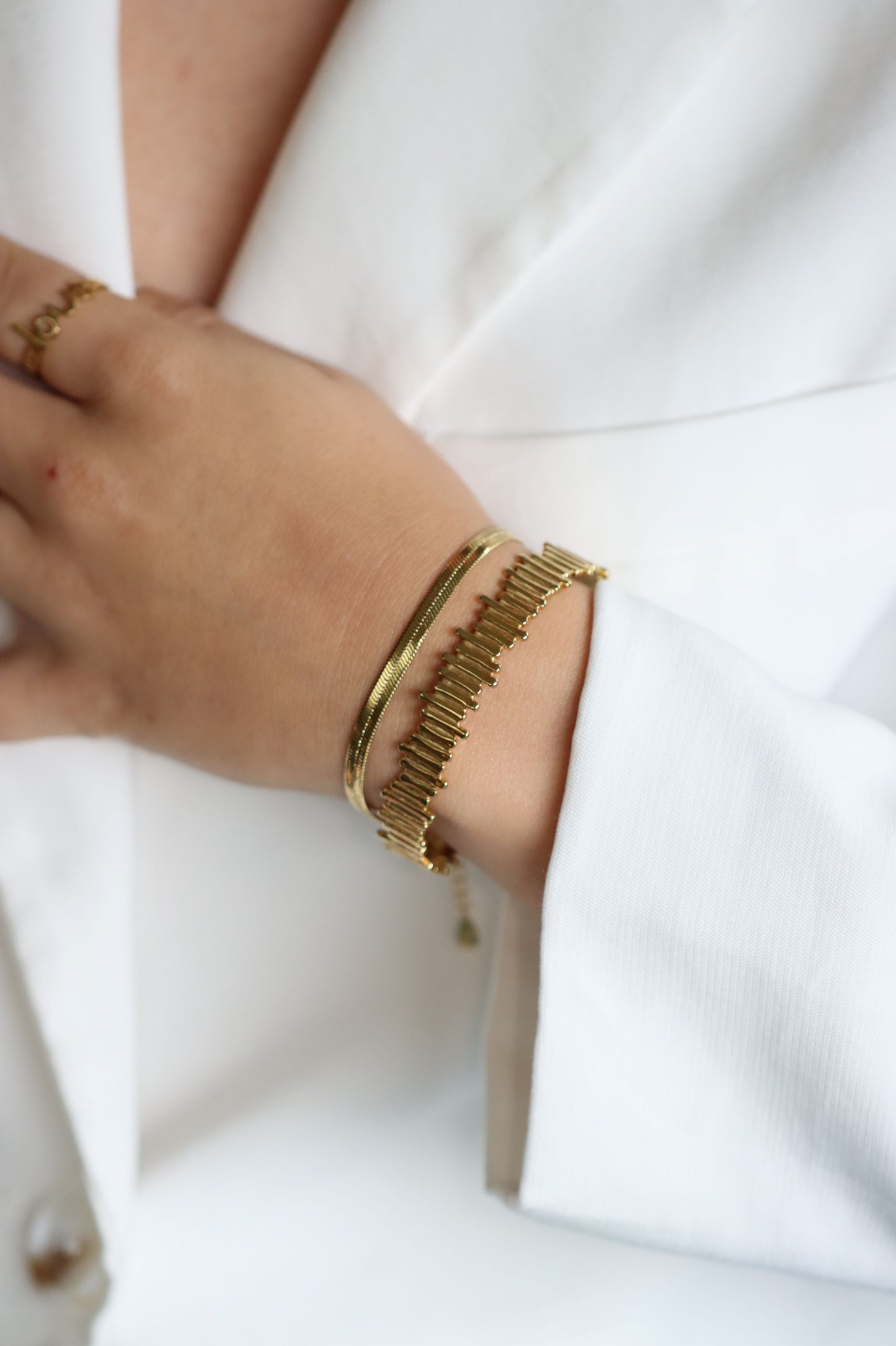 Chunky gouden boss babe bangle gemaakt van stainless steel dus is waterproof en hypo-allergeen.