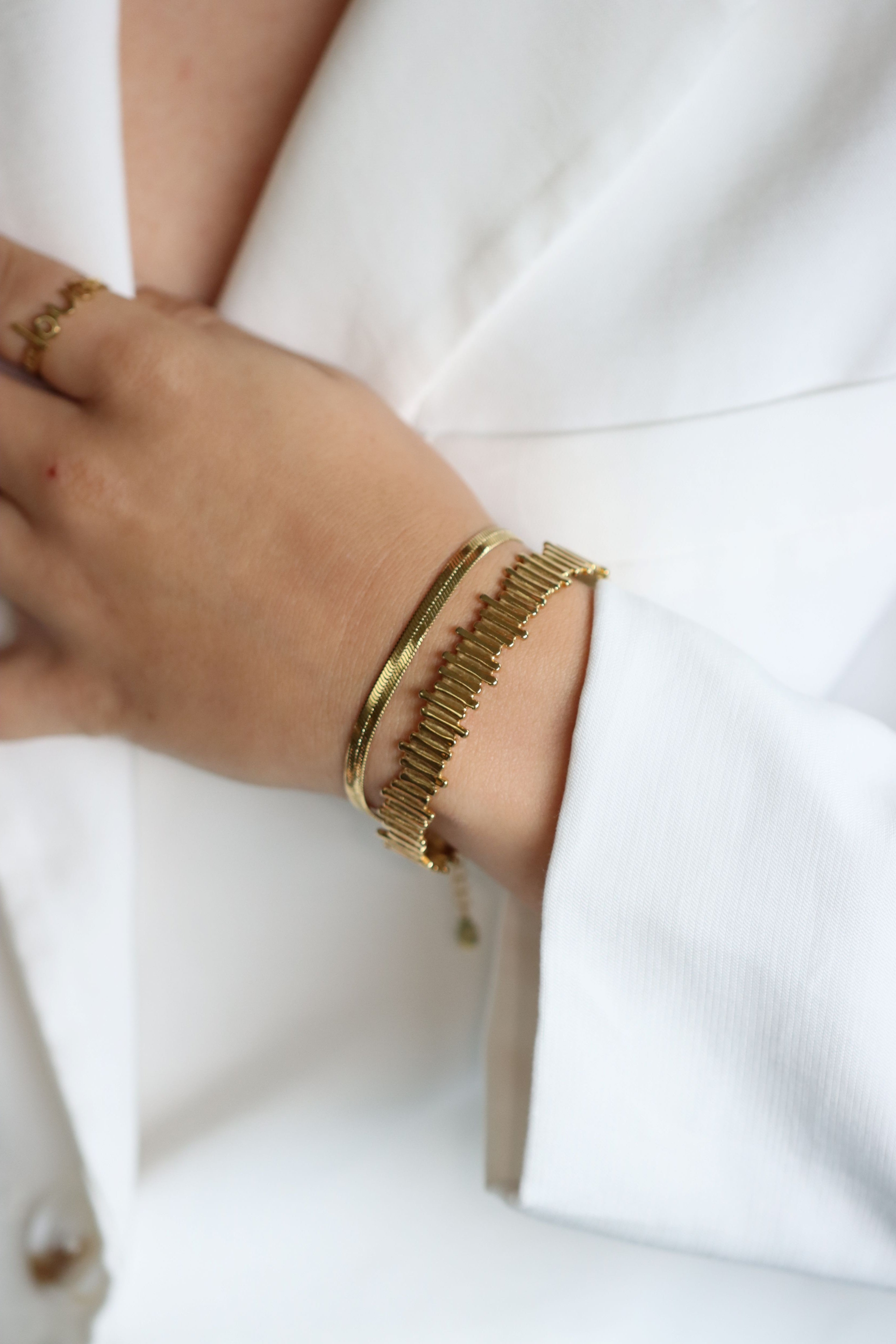 Chunky gouden boss babe bangle gemaakt van stainless steel dus is waterproof en hypo-allergeen.