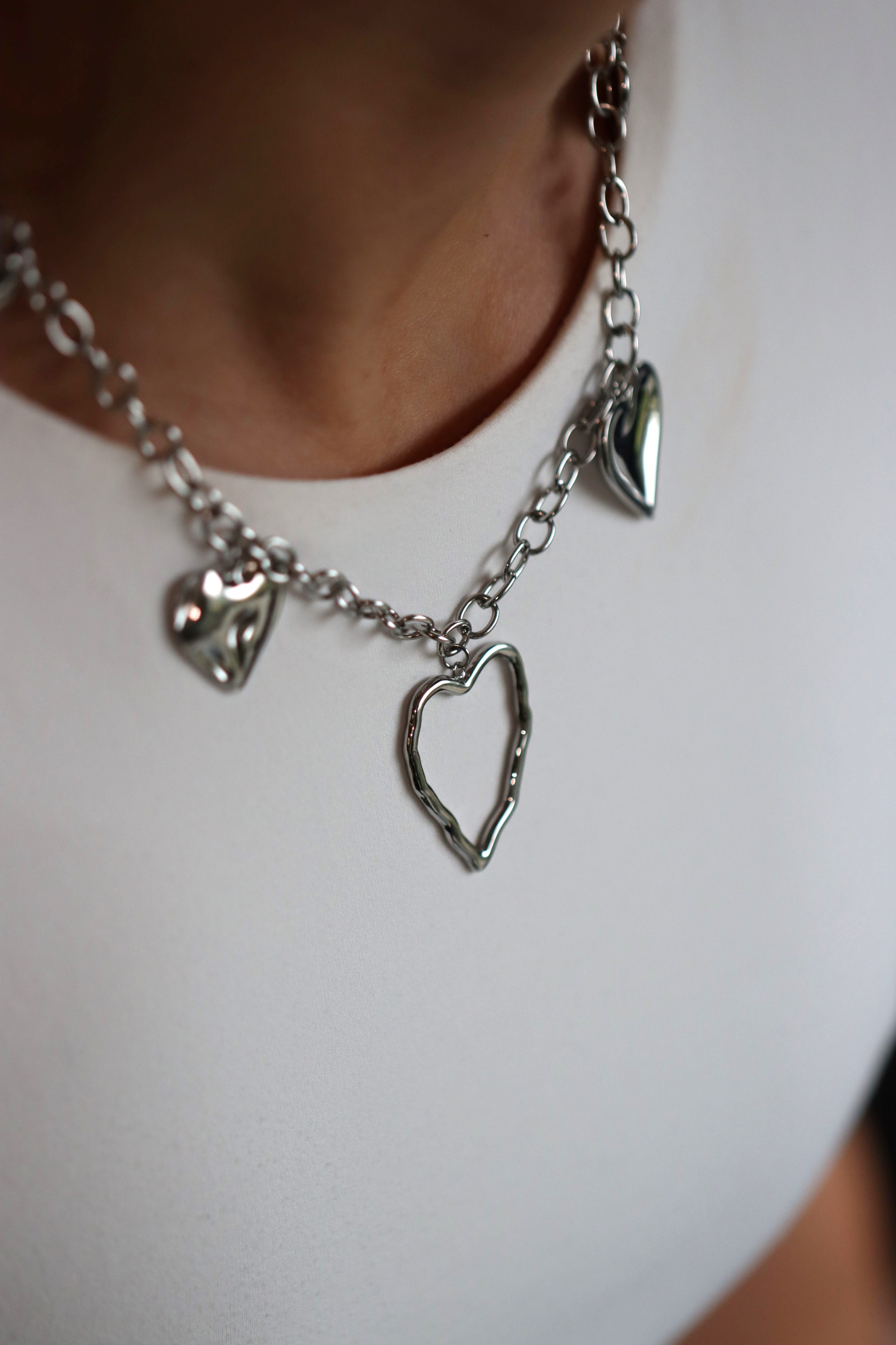 Zilveren ketting van roestvrij staal met hartjesbedels. Verkrijgbaar op izzithelabel.nl. De ketting verkleurt niet door water en is stainless steel en nikkelvrij.