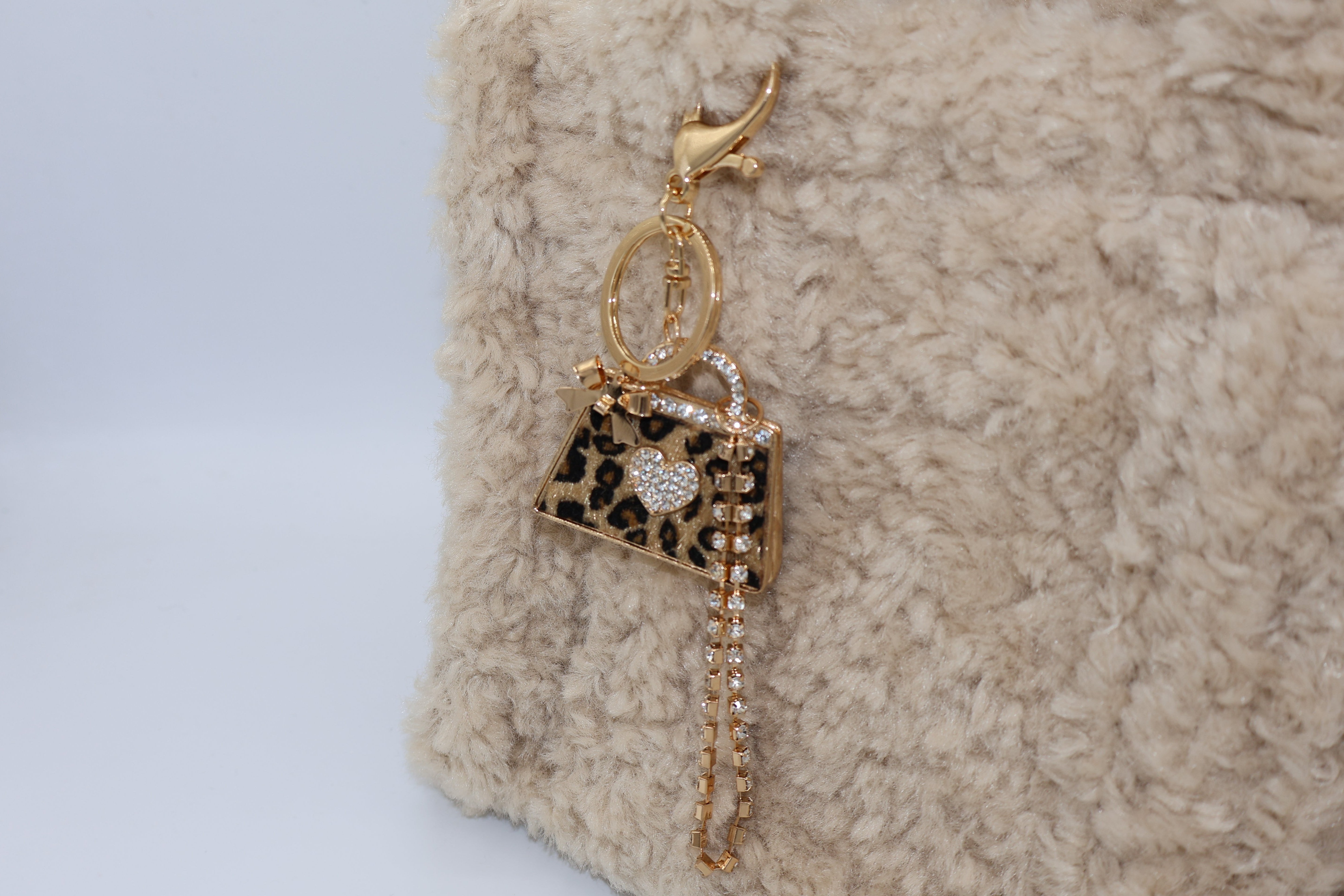 Tassenbedel met panterprint en glitters op tasje om je tas te pimpen. Verkrijgbaar bij izzithelabel.nl als bagcharm.