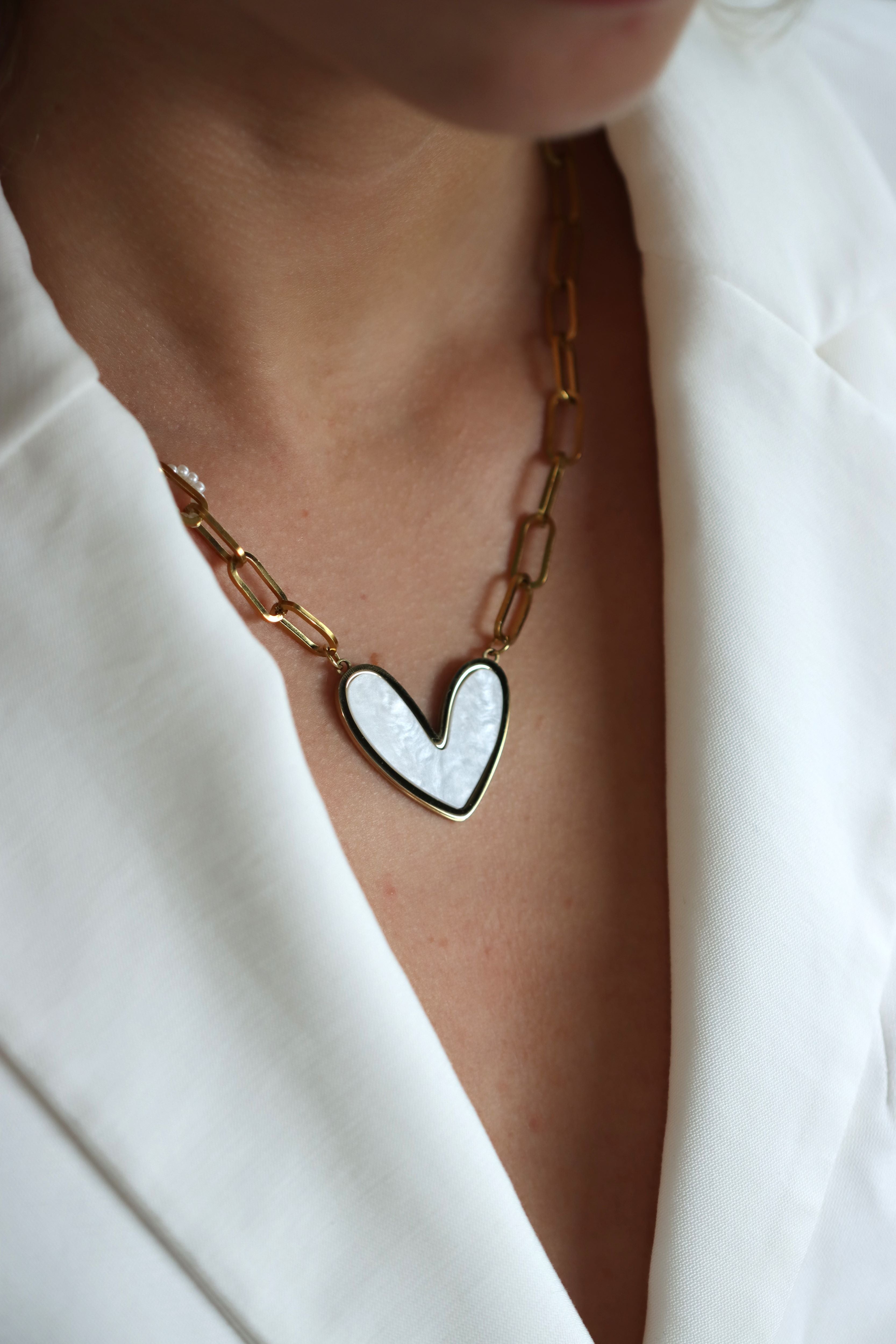 Gouden ketting van roestvrij staal met een statement hartjes bedel. Verkrijgbaar op izzithelabel.nl. De ketting verkleurt niet door water en is stainless steel en nikkelvrij.