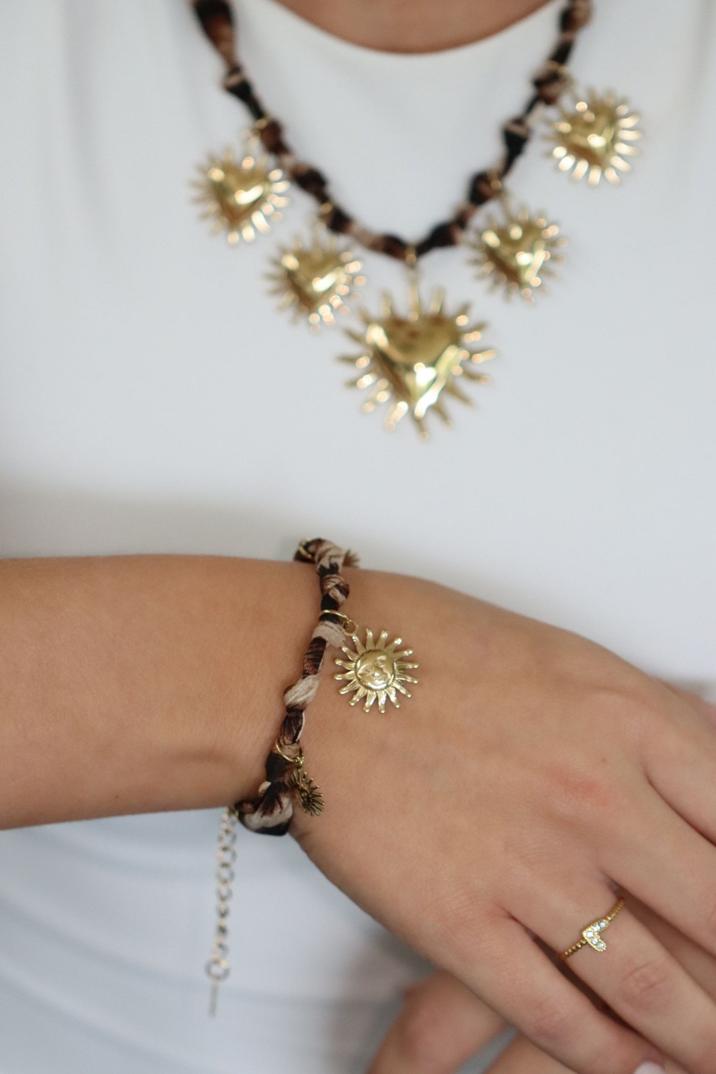 Gouden bedel armband van tijgerstof. Gemaakt van stainless steel dus is waterproof en hypo-allergeen.