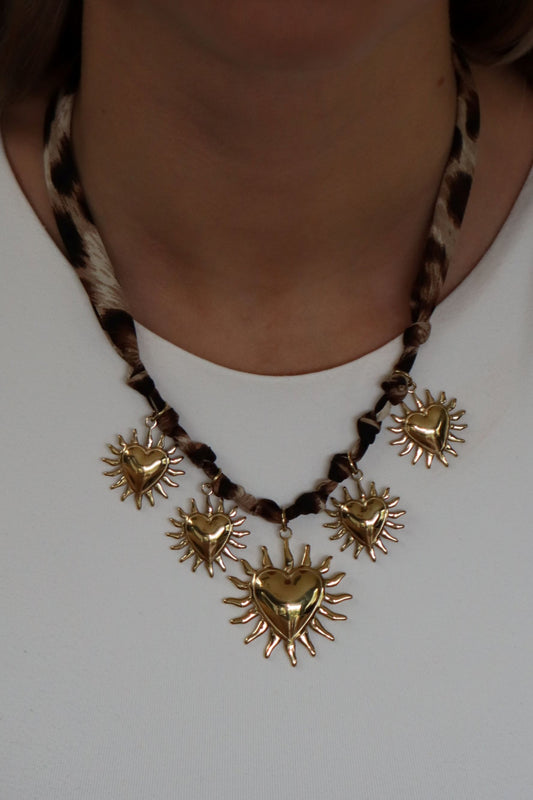 Gouden ketting van roestvrij staal met panterstof en hartjes bedels. Verkrijgbaar op izzithelabel.nl. De ketting verkleurt niet door water en is stainless steel en nikkelvrij.