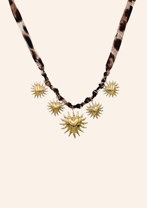 Gouden ketting van roestvrij staal met panterstof en hartjes bedels. Verkrijgbaar op izzithelabel.nl. De ketting verkleurt niet door water en is stainless steel en nikkelvrij.