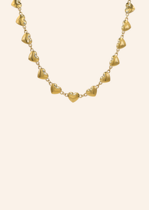Gouden ketting van roestvrij staal met hartjes aan elkaar verbonden. Verkrijgbaar op izzithelabel.nl. De ketting verkleurt niet door water en is stainless steel en nikkelvrij.