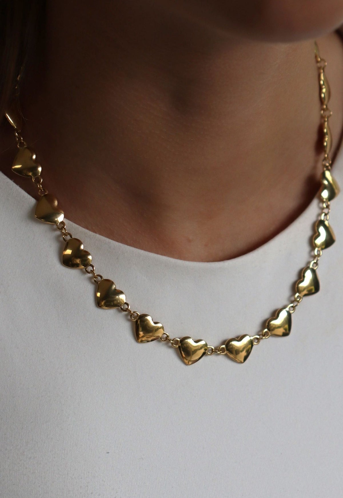 Gouden ketting van roestvrij staal met hartjes aan elkaar verbonden. Verkrijgbaar op izzithelabel.nl. De ketting verkleurt niet door water en is stainless steel en nikkelvrij.