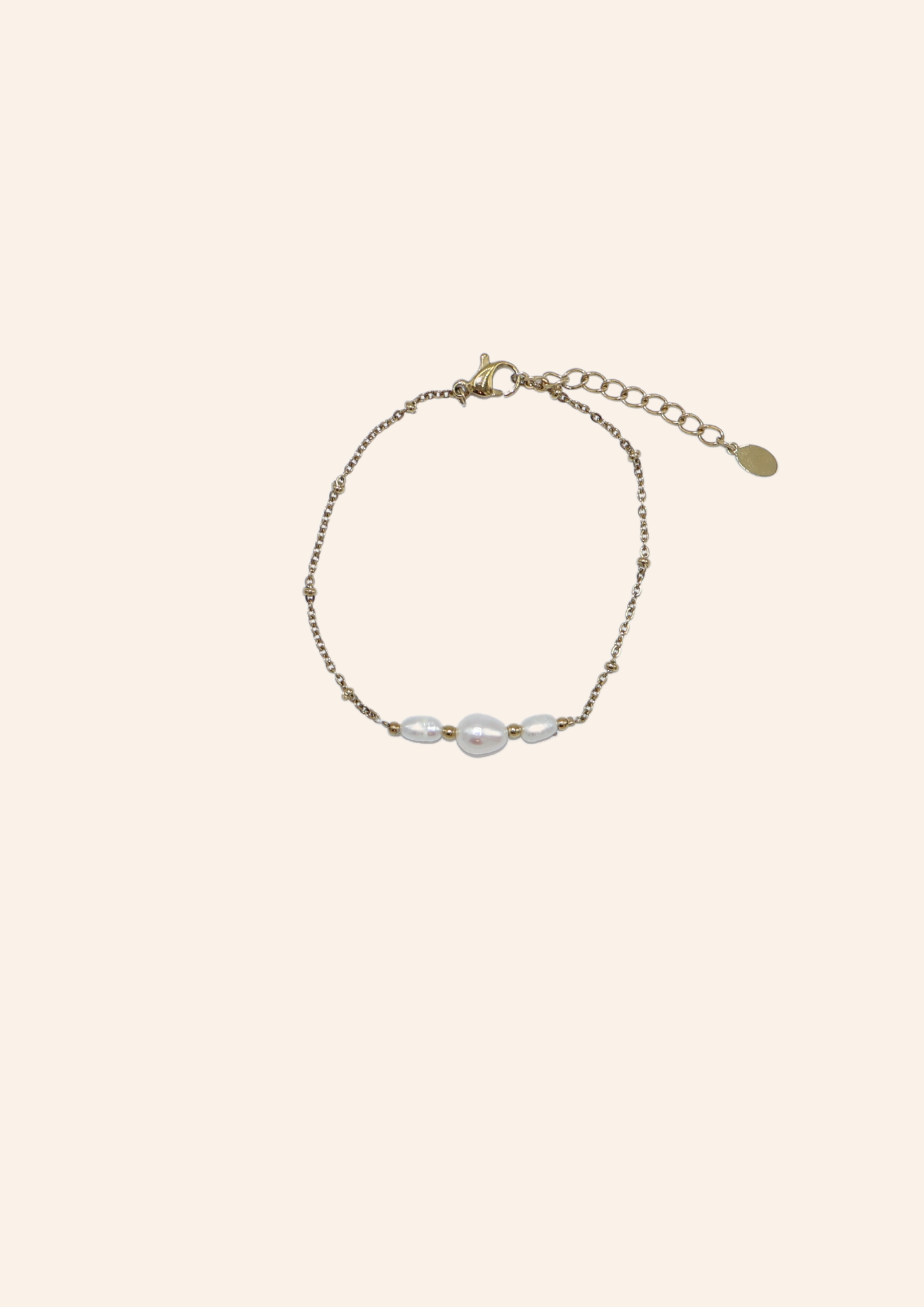 Gouden, subtiele armband gemaakt van stainless steel dus is waterproof en hypo-allergeen.