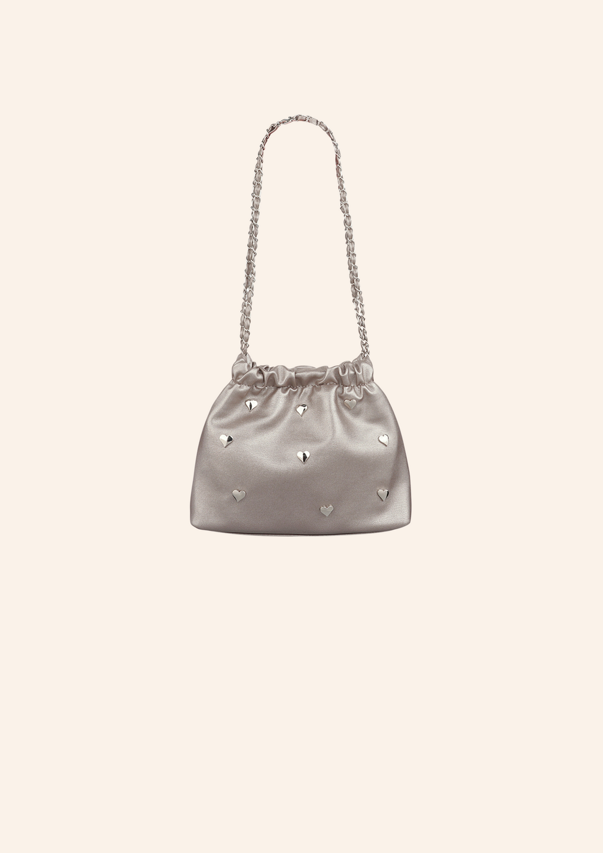 Metallic zilver kleurige schoudertas met hartjes studs. De tas heeft een leather look en heeft een druksluiting. Wordt verkocht op izzithelabel.nl.