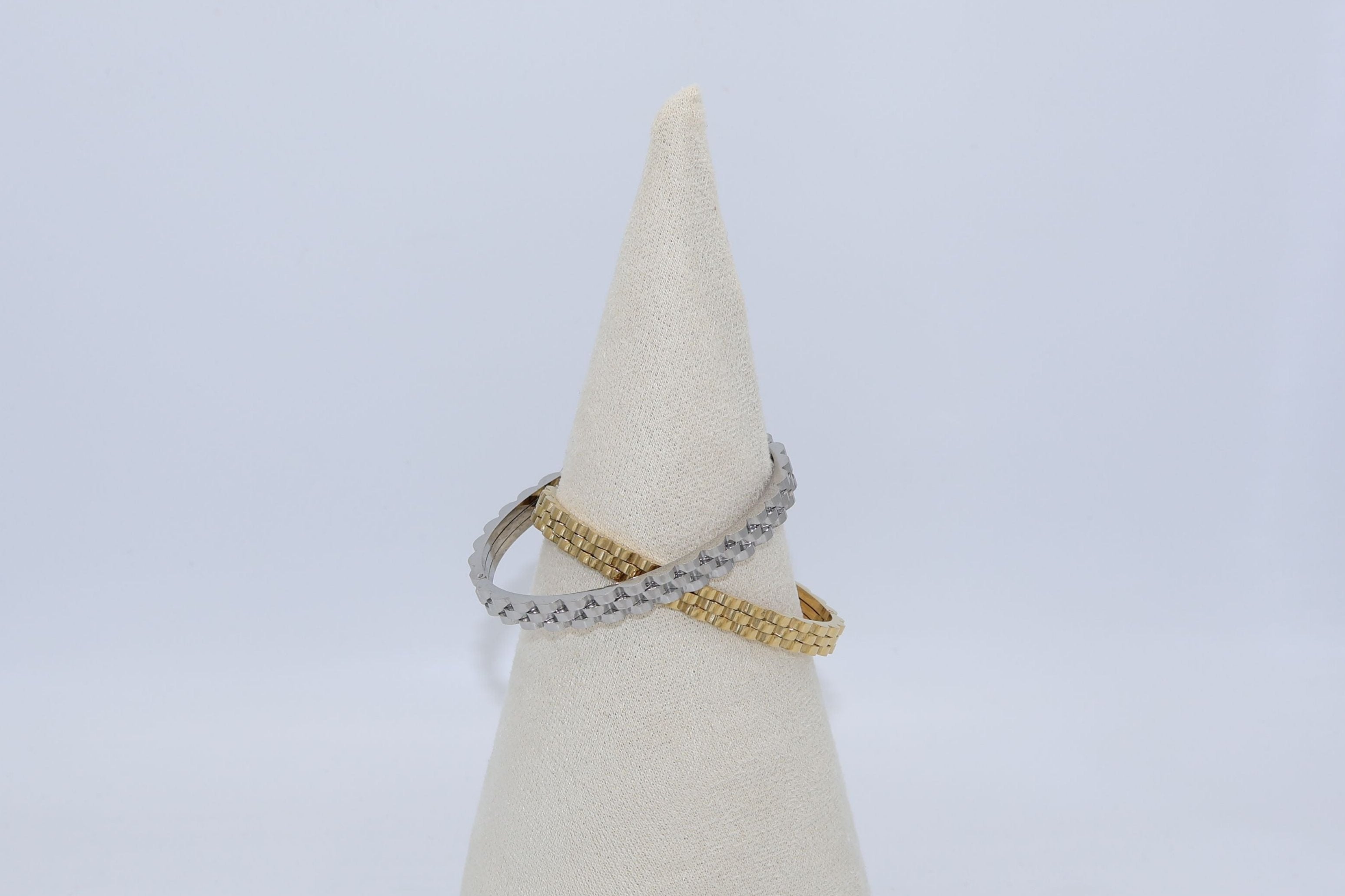 Gouden en zilveren bangle gemaakt van stainless steel dus waterproof en hypo-allergeen.