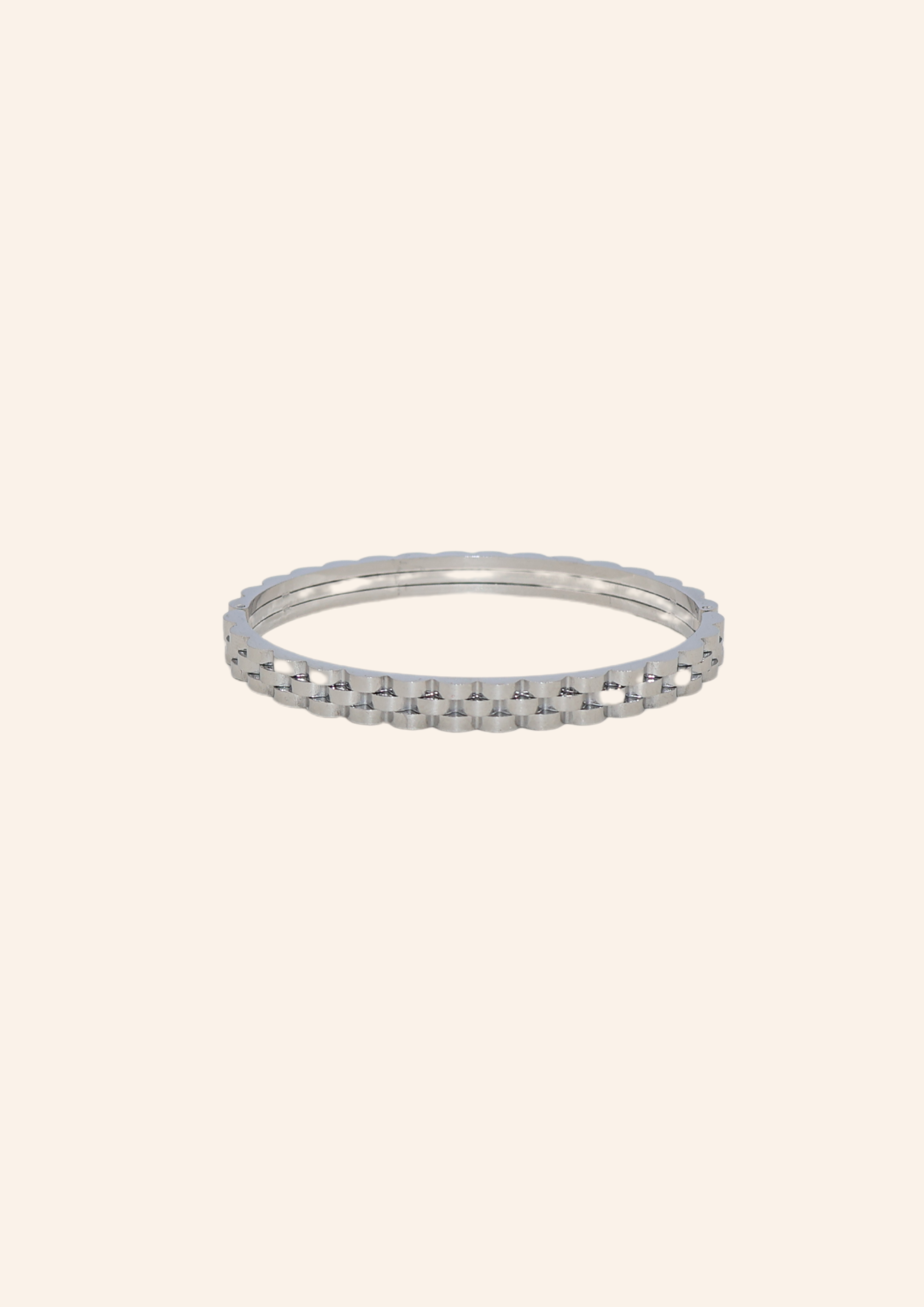 Zilveren bangle gemaakt van stainless steel dus is waterproof en hypo-allergeen.