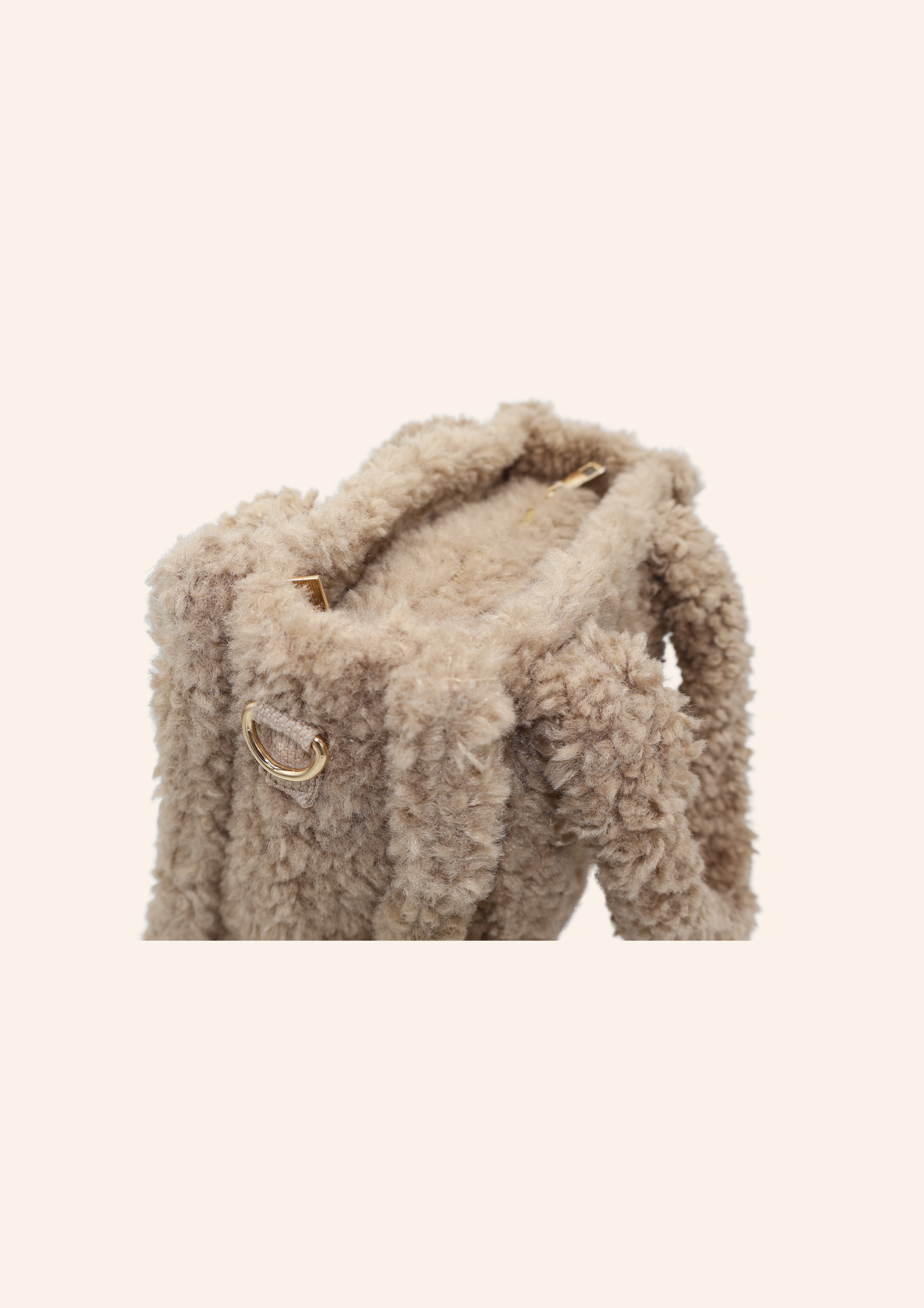 Beige teddystof tas. Tas heeft de vorm van een Tote bag en is gemaakt van fluffy, zachte stof. De tas is te combineren met tassenbedels. Verkrijgbaar op izzithelabel.nl
