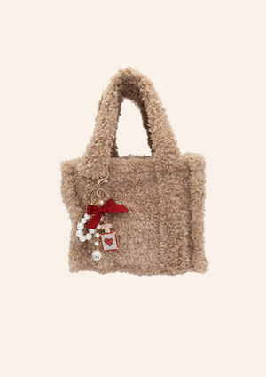Taupe teddystof tas. Tas heeft de vorm van een Tote bag en is gemaakt van fluffy, zachte stof. De tas is te combineren met tassenbedels. Verkrijgbaar op izzithelabel.nl