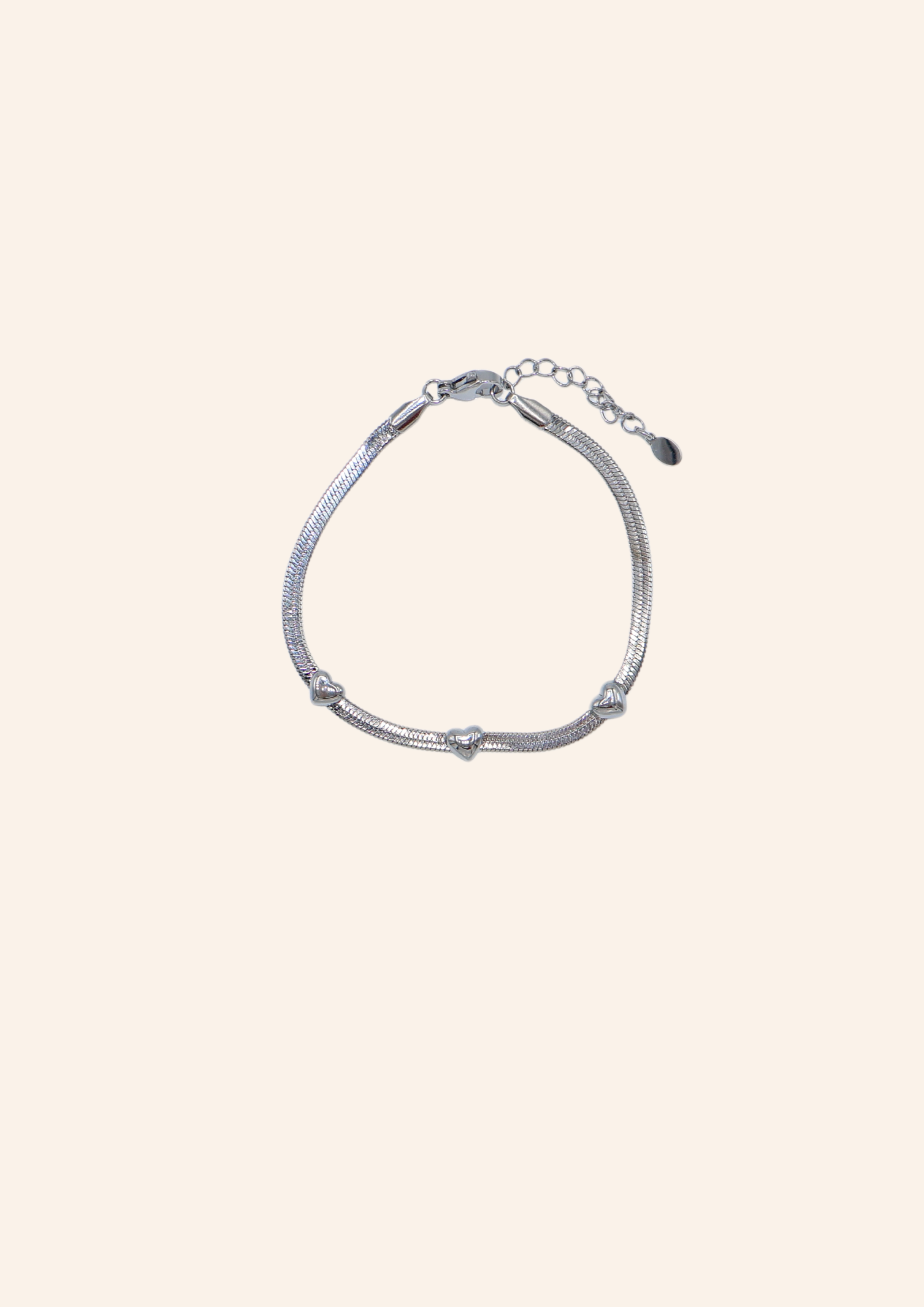Zilveren, platte schakelarmband met hartjes, gemaakt van stainless steel dus is waterproof en hypo-allergeen.