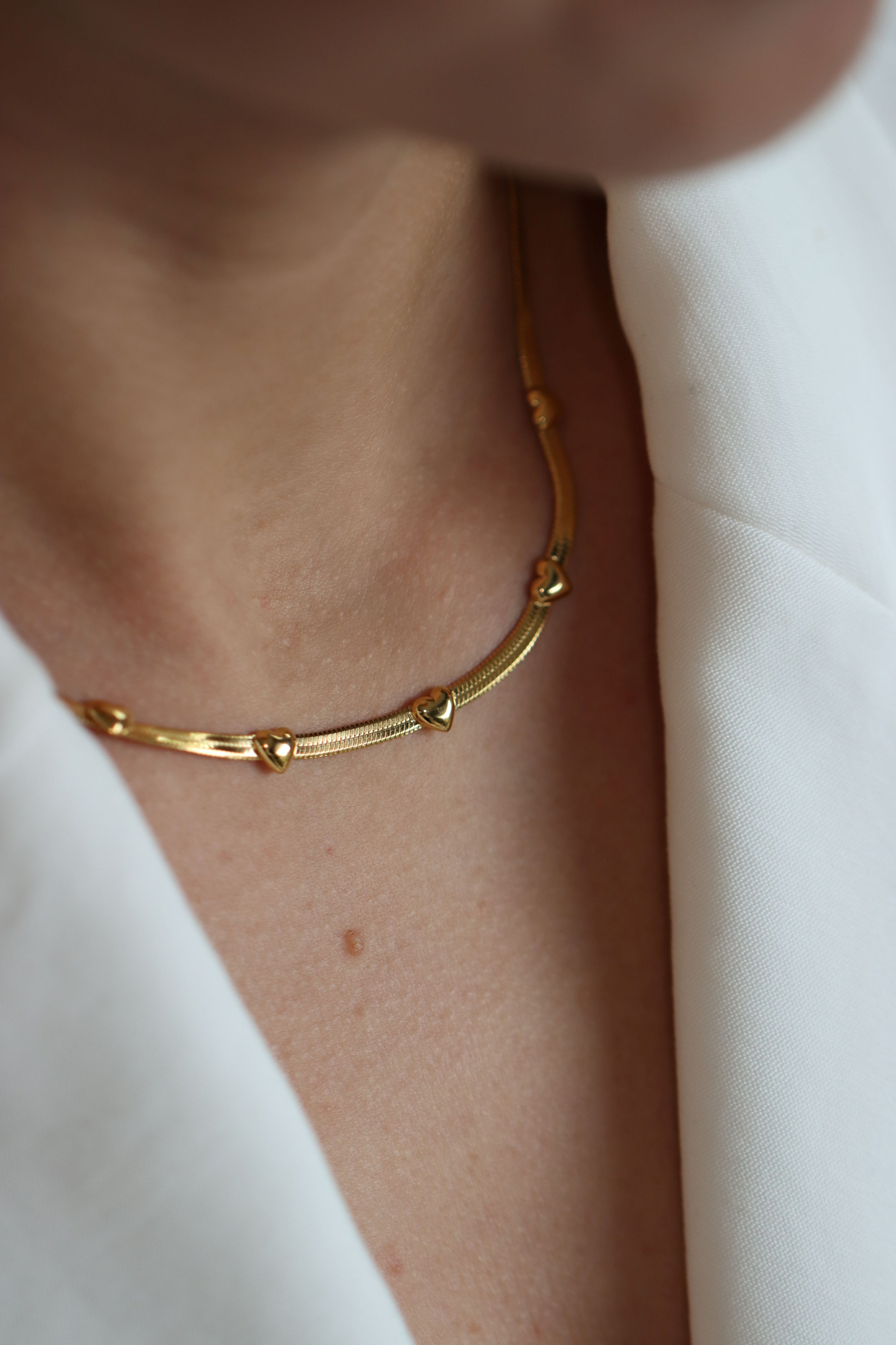 Gouden ketting van roestvrij staal genaamd triple the love necklace. Verkrijgbaar op izzithelabel.nl. De ketting verkleurt niet door water en is stainless steel en nikkelvrij.
