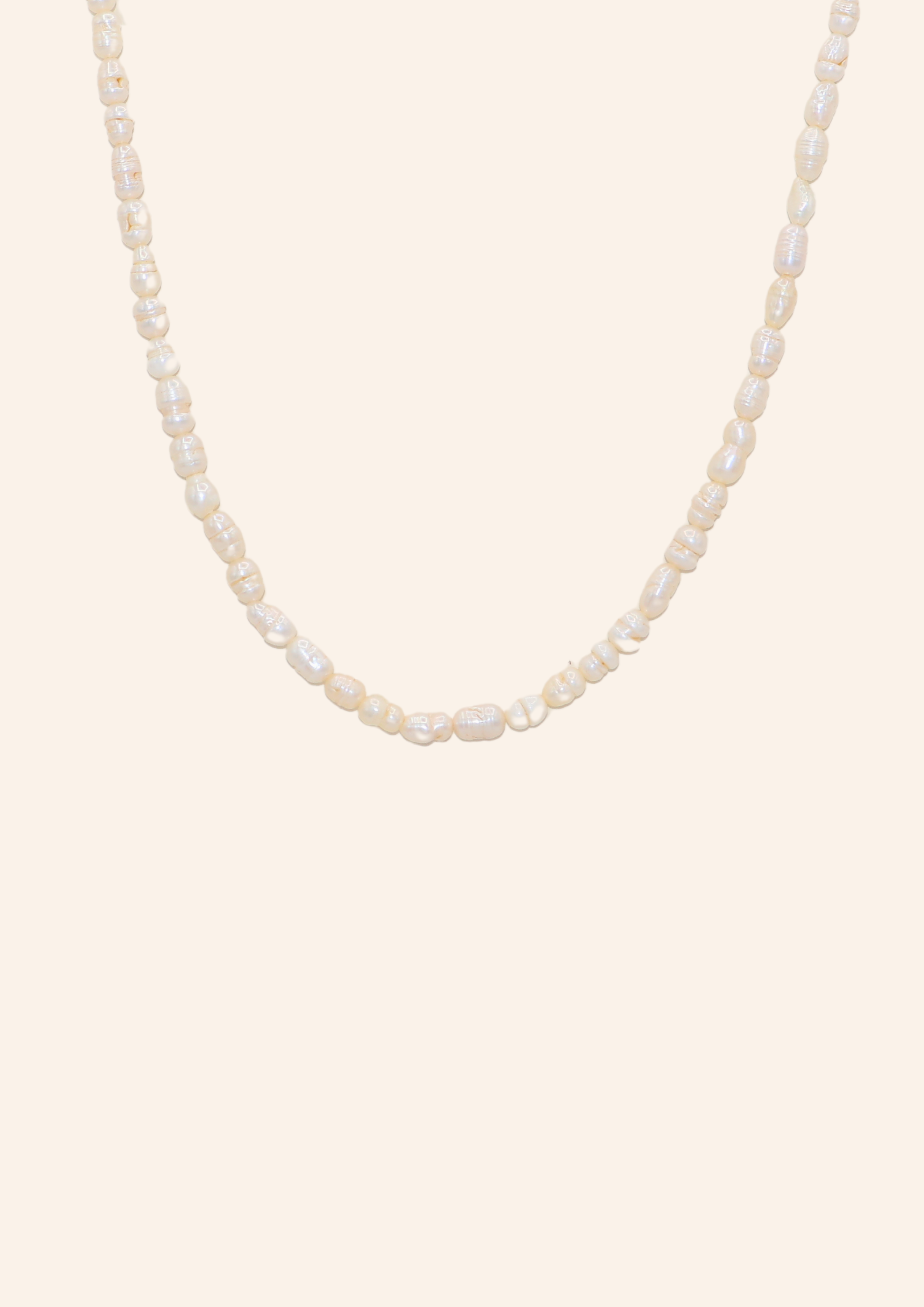 Gouden ketting van roestvrij staal genaamd white cloud necklace. De ketting bevat zoetwaterparels. Verkrijgbaar op izzithelabel.nl. De ketting verkleurt niet door water en is stainless steel en nikkelvrij.