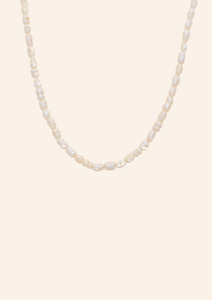 Gouden ketting van roestvrij staal genaamd white cloud necklace. De ketting bevat zoetwaterparels. Verkrijgbaar op izzithelabel.nl. De ketting verkleurt niet door water en is stainless steel en nikkelvrij.