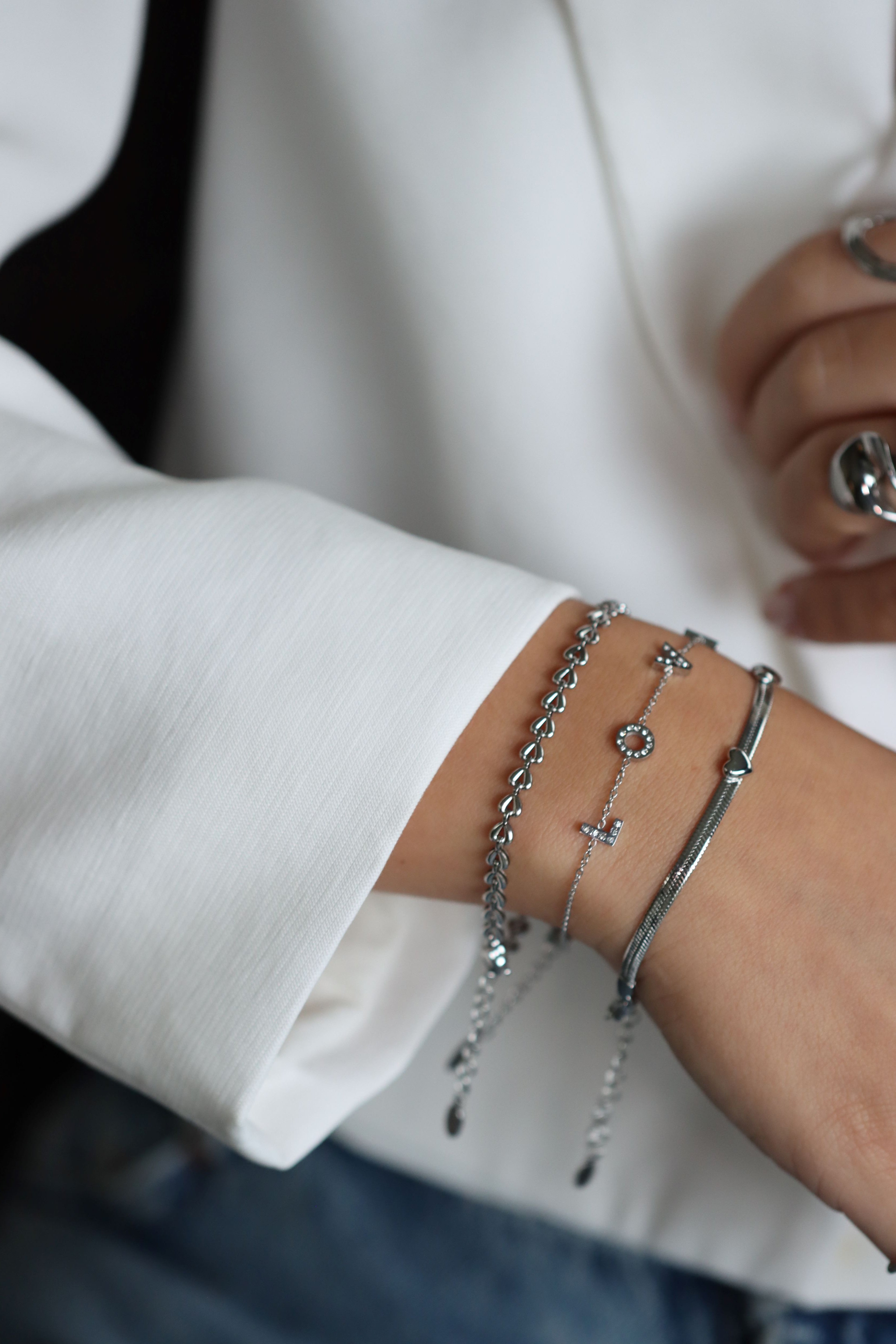 Zilveren subtiele armbanden gemaakt van stainless steel dus ze zijn waterproof en hypo-allergeen.